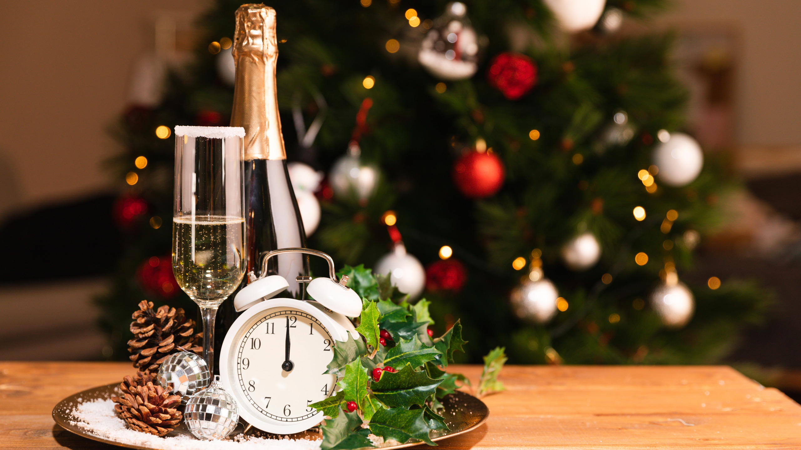 Новогодний фон с часами и елкой. Ель шампанское подарки.