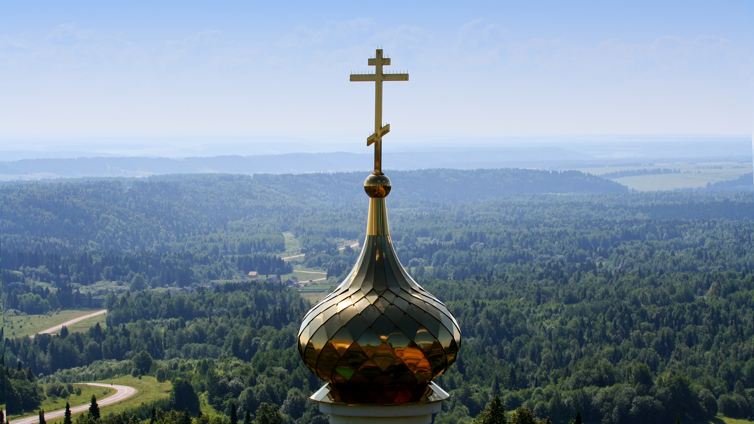 крест на куполе храма