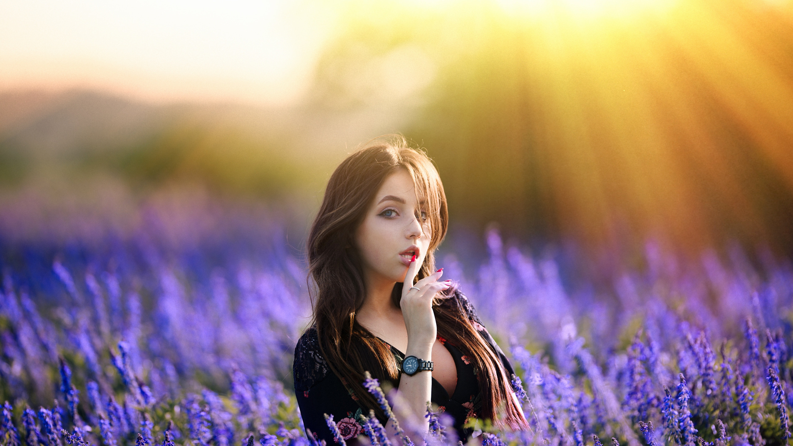 Видео песни красивая девушка. Девушка в цветочном поле. Красивая девушка в поле. Девушка в поле с цветами. Женщина в цветущем поле.