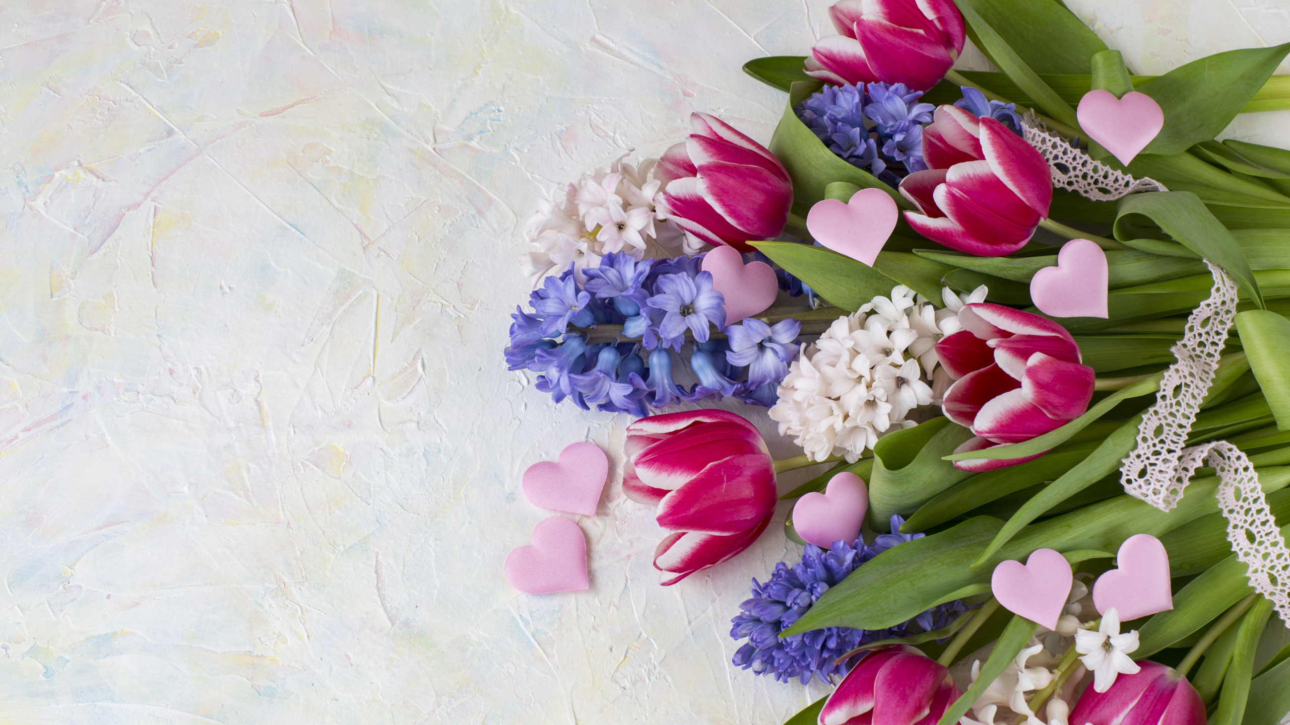 Букет весенних поздравлений. Пионы, левкои, тюльпаны, гиацинты. Весенний букет. Стильные весенние букеты. Букет весенних цветов.