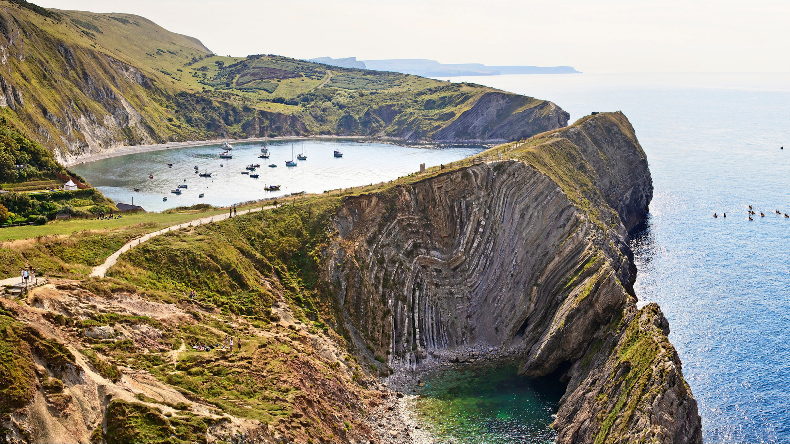 South coast of england. Фарерские острова озеро Сорвагсватн. Бухта лулворт Англия. Озеро на Фарерских островах. Дорсет горы Англия.