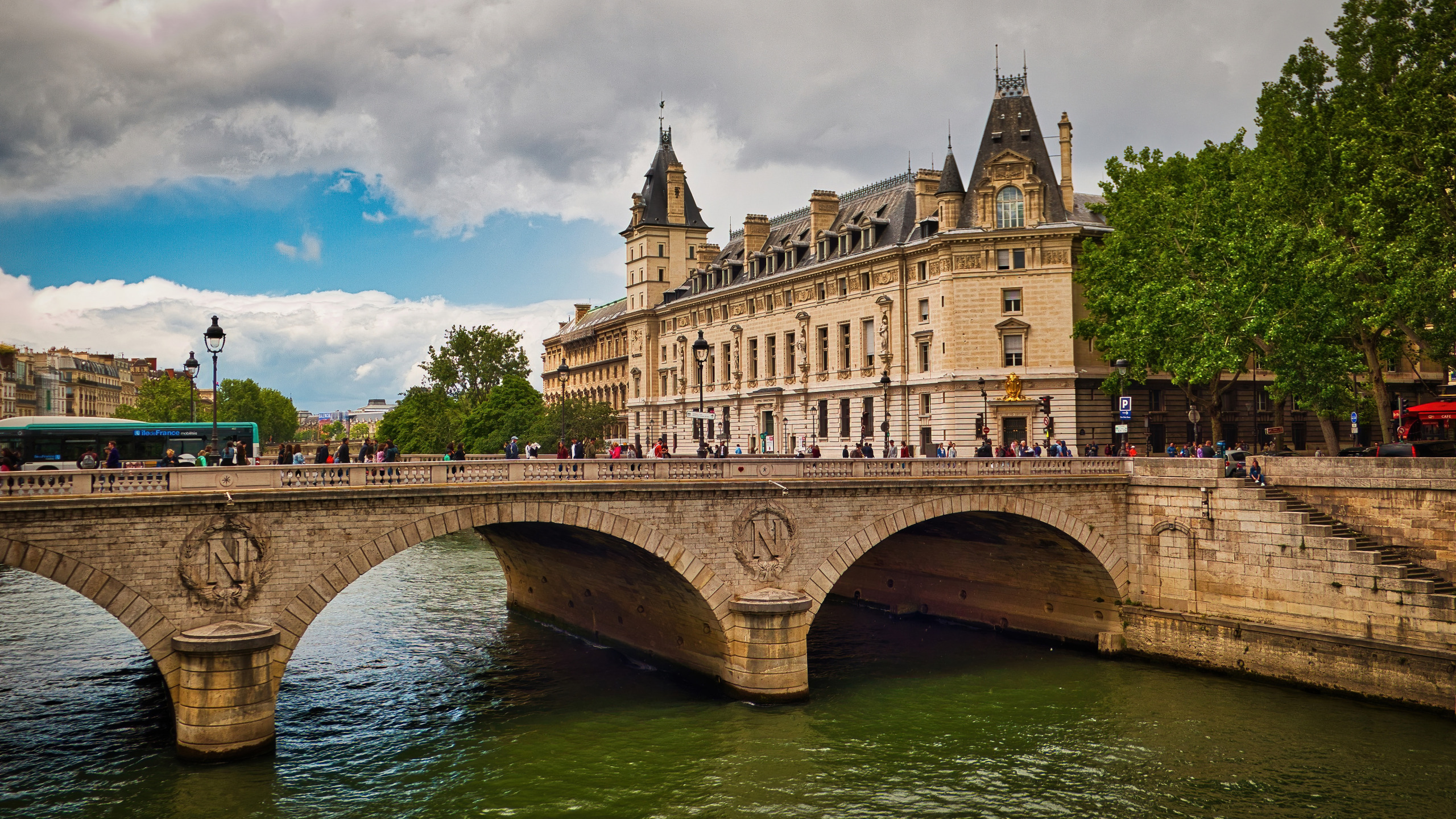 Французский четверо. Мост Святого Михаила Париж. Река сена Лувр. Река сена во Франции.