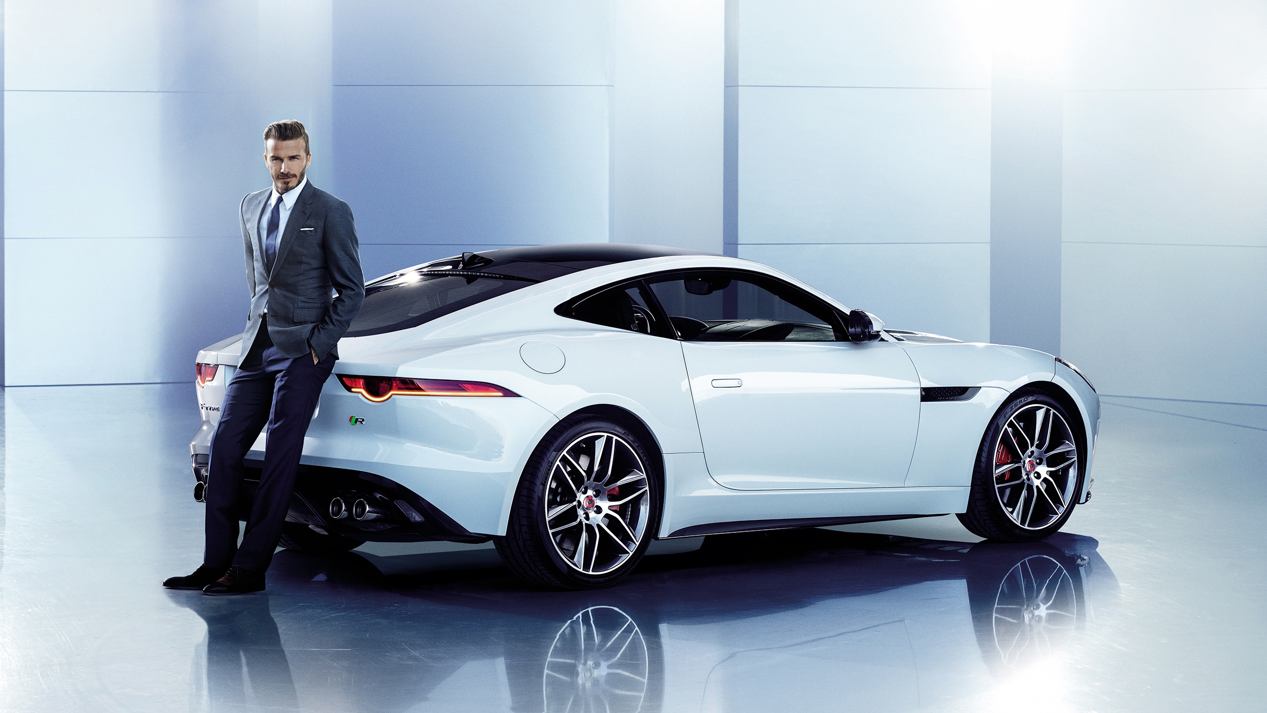 Скачать обои авто, Jaguar, костюм, мужчина, David Beckham, раздел мужчины в  разрешении 2560x1440