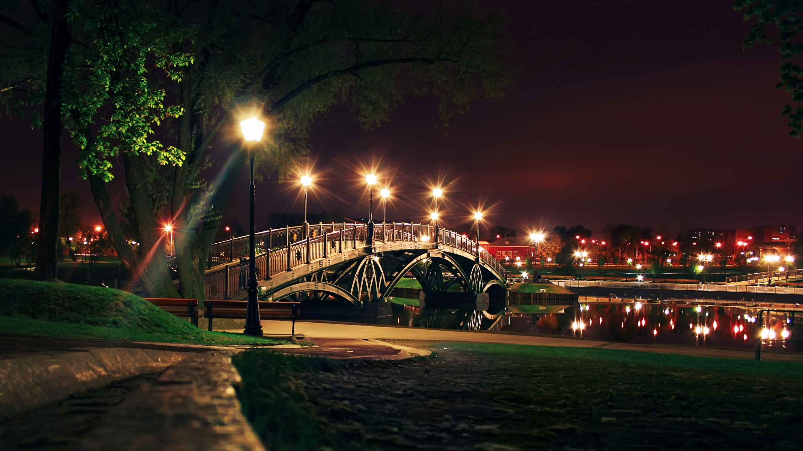 Вечером через парк. Ночный парк Питера. Питер парк ночью. Парк Горького Москва. Вильнюс набережная арка.