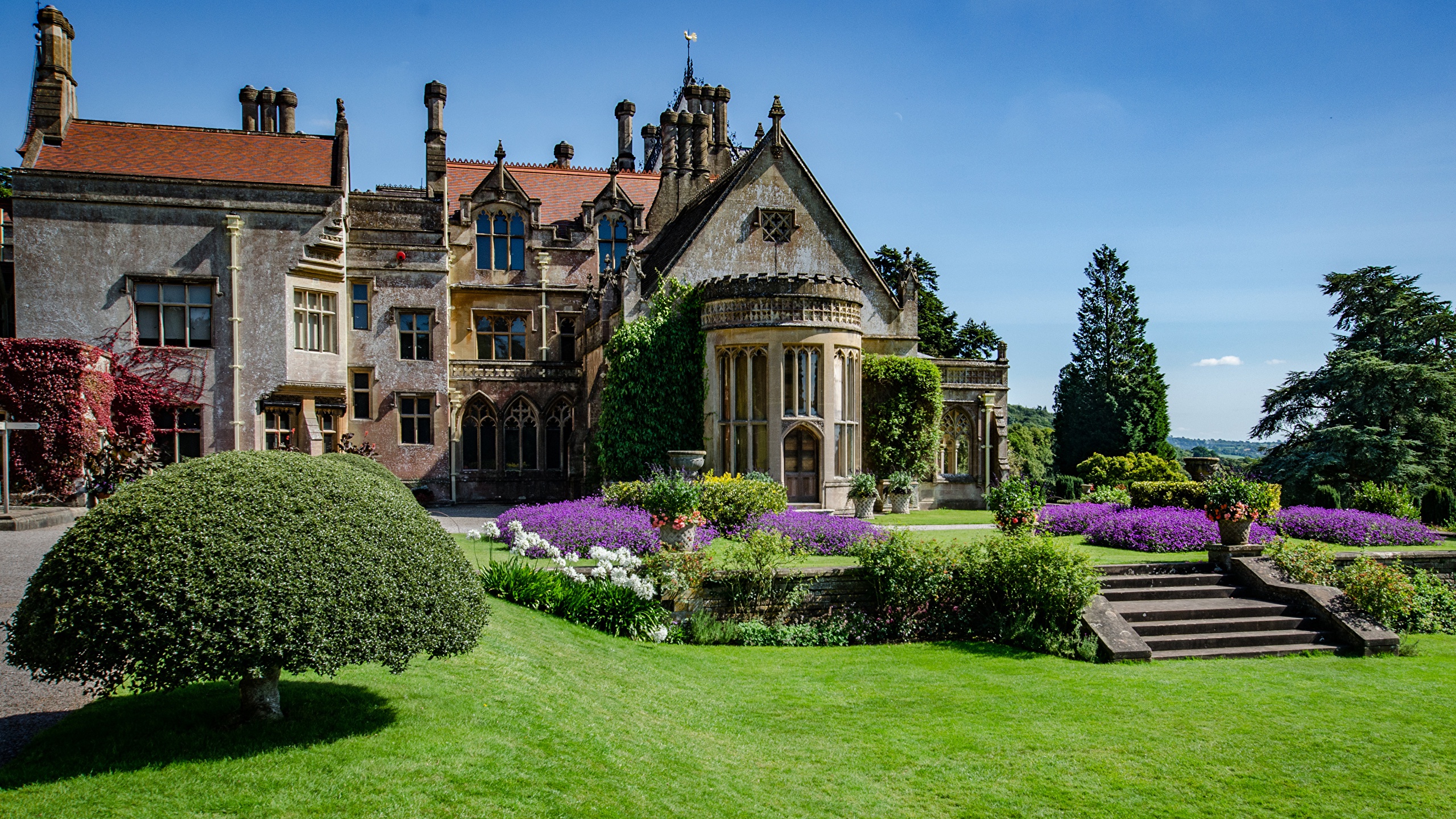 Обои город, замок, Англия, сад, England, Викторианская готика, Дом  Тинтесфилд, House Tyntesfield на телефон и рабочий стол, раздел город,  разрешение 2560x1440 - скачать