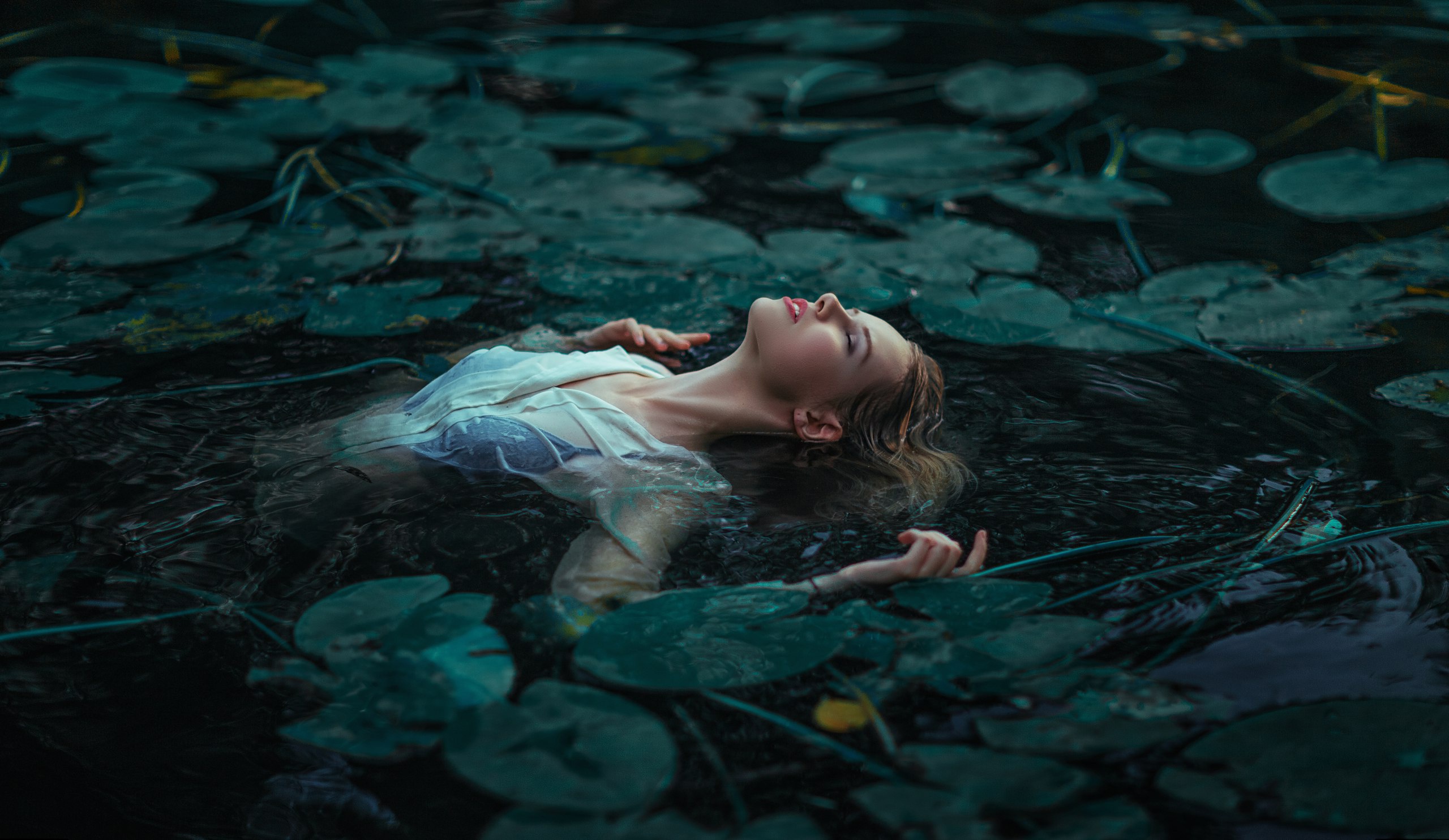 Там в озерах вода. Русалка Утопленница. Девушка в воде. Фотосессия в воде. Девушка лежит в воде.