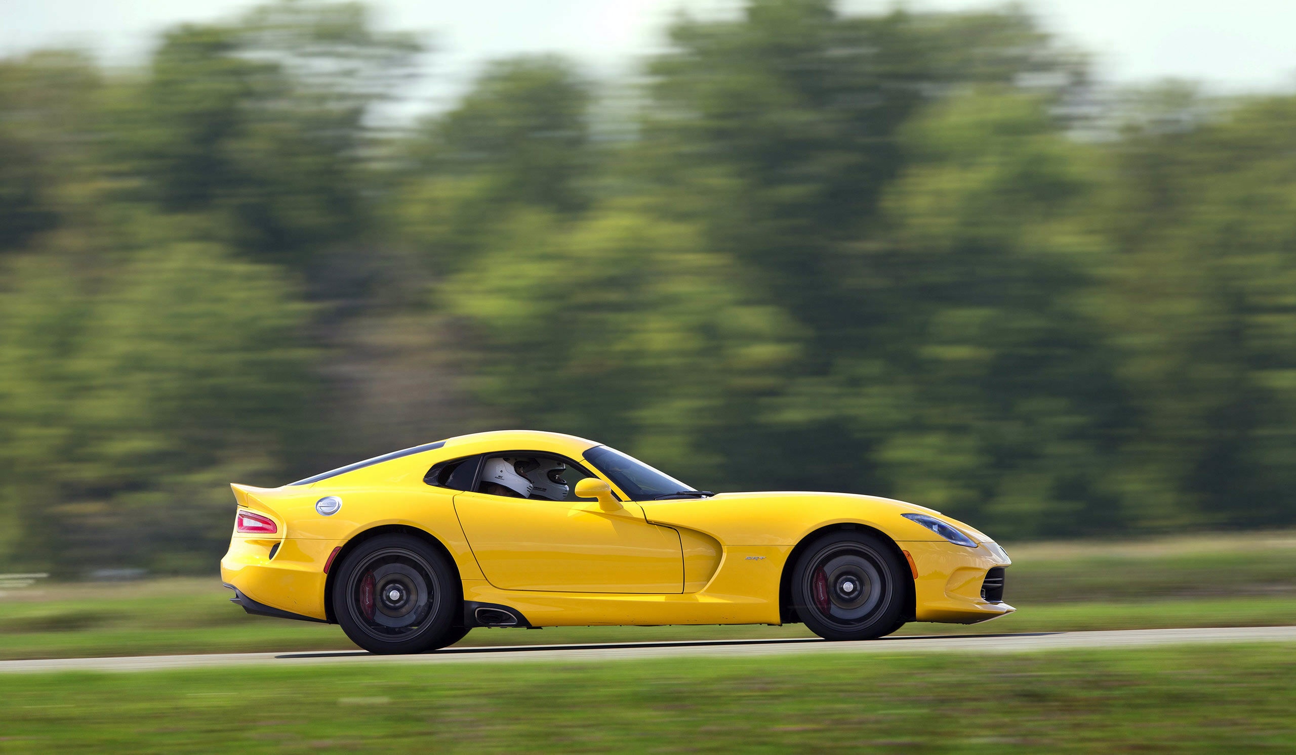 Скачать обои движение, вид сбоку, додж, вайпер, dodge viper, раздел машины  в разрешении 2560x1493