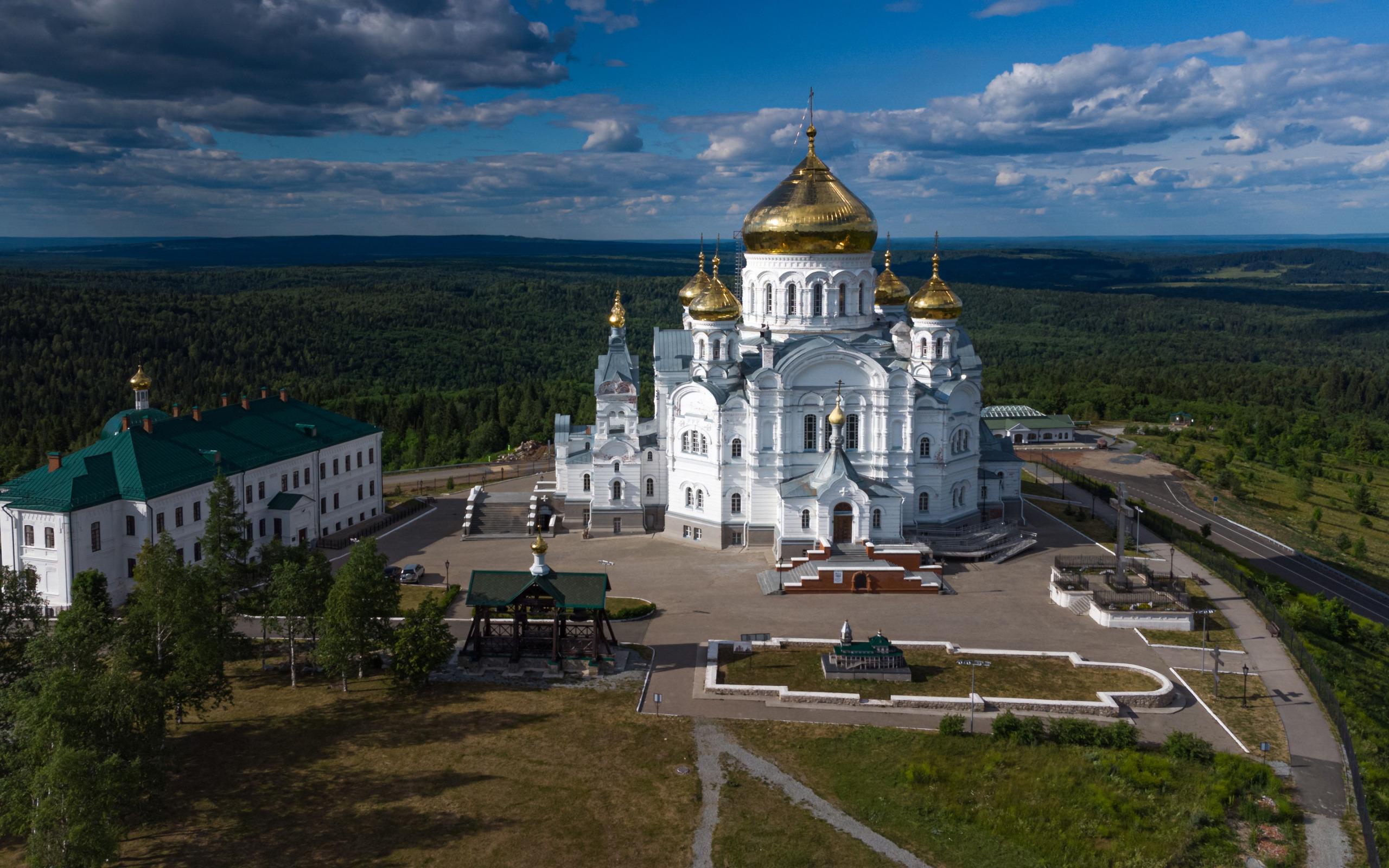 на крае стола или на краю