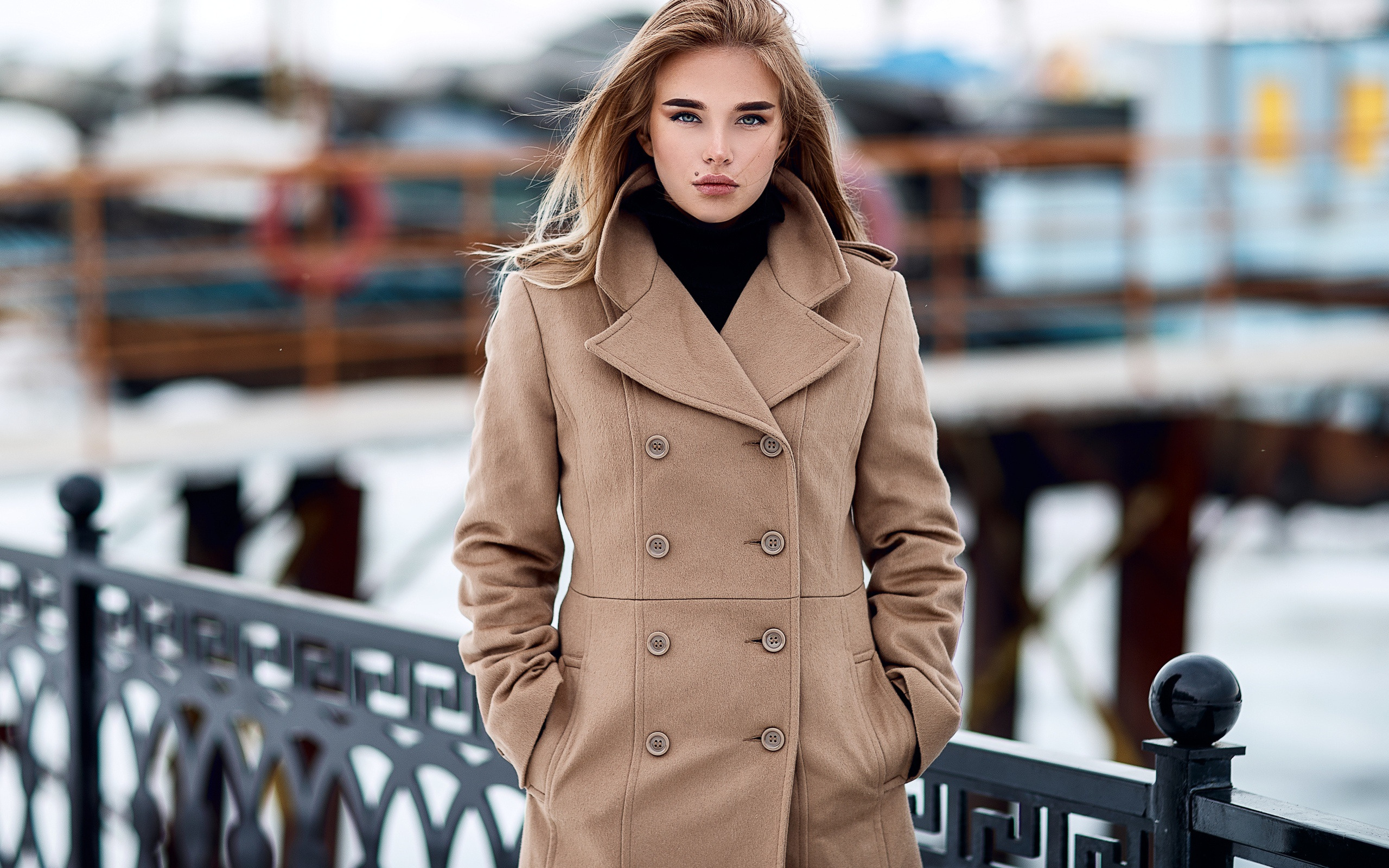 Женщина в пальто дома. Женское пальто махмара осеннее. Девушка в пальто. Красивые пальто для девушек. Зимнее пальто для девушек.