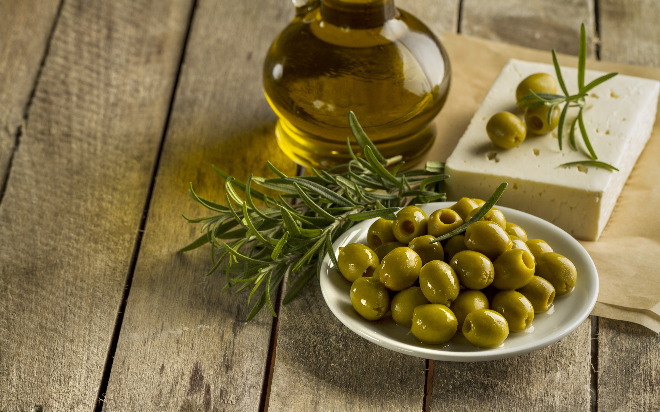 Оливковое масло холодного отжима польза. Оливки или маслины. Оливковое масло. Оливки масло. Греческие оливки.