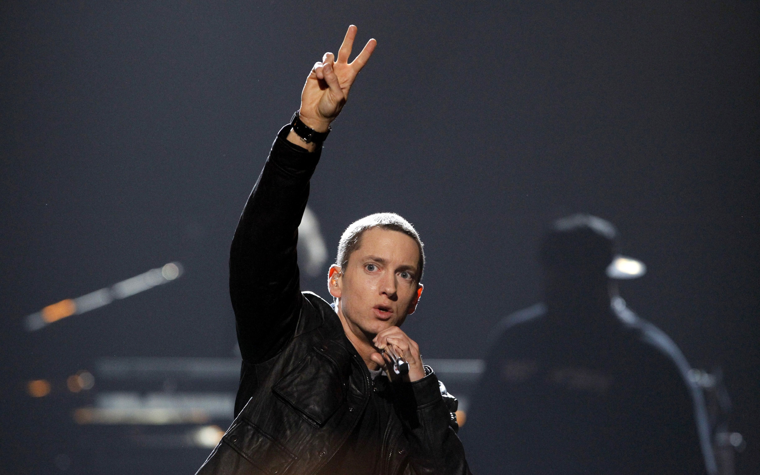Телефоны песни рэп. Eminem 2022 фото. Эминем 2023. Эминем певец 2021. Eminem 1999.