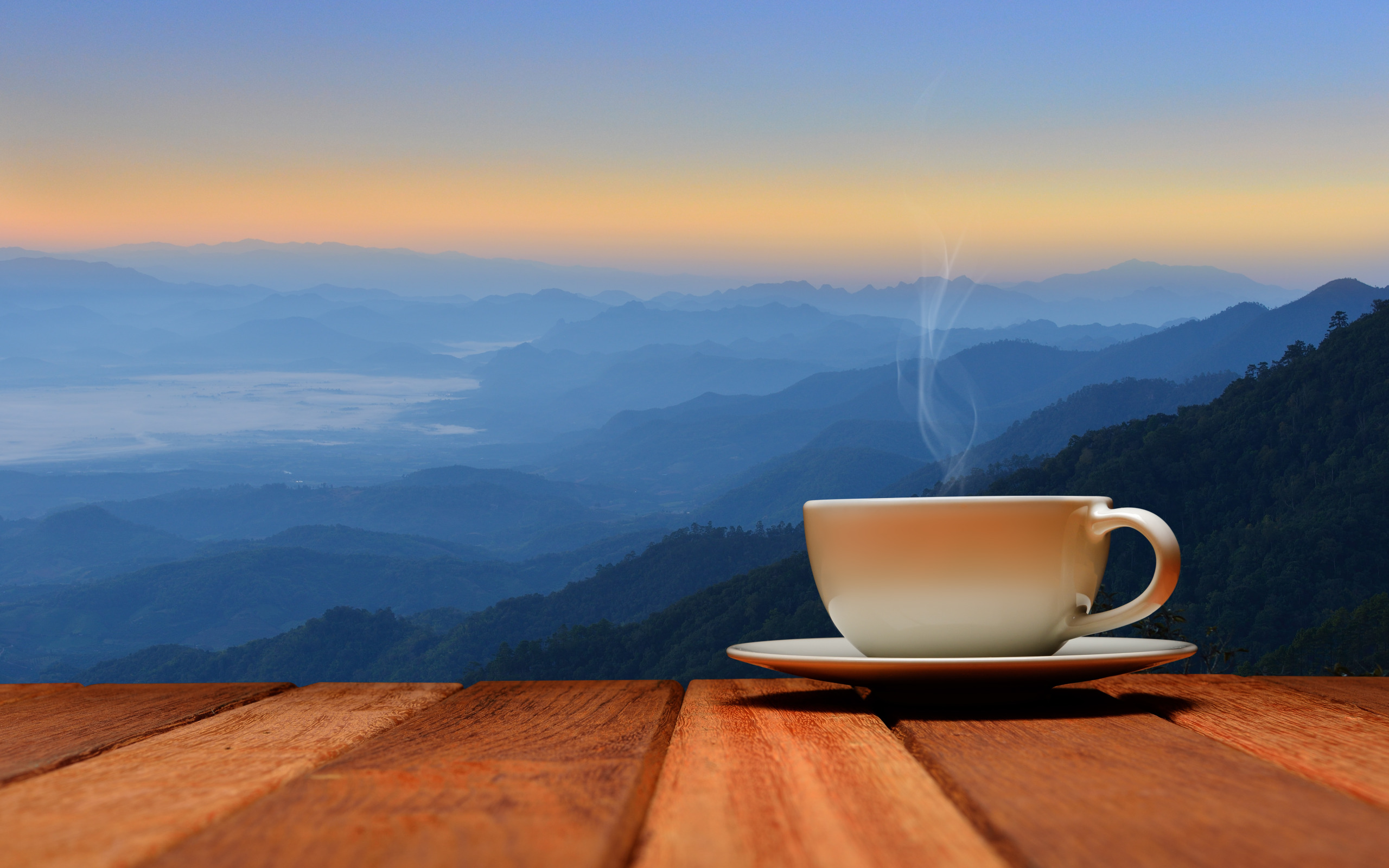 Morning. Чашка кофе на столе. Утро кофе. Утренние горы. Чай на природе.