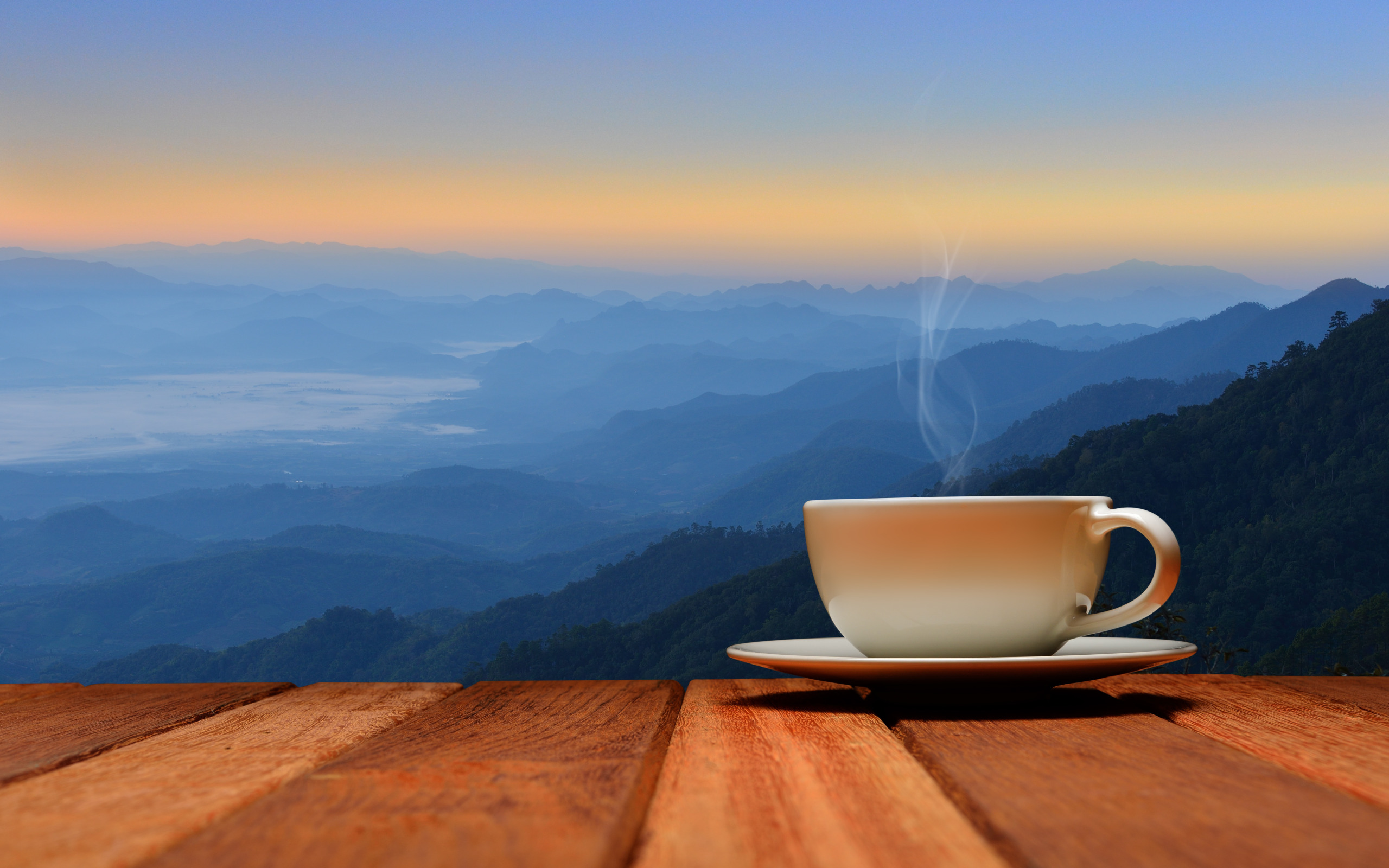 Morning coffee. Чашка кофе на столе. Утро кофе. Утренние горы. Чай на природе.