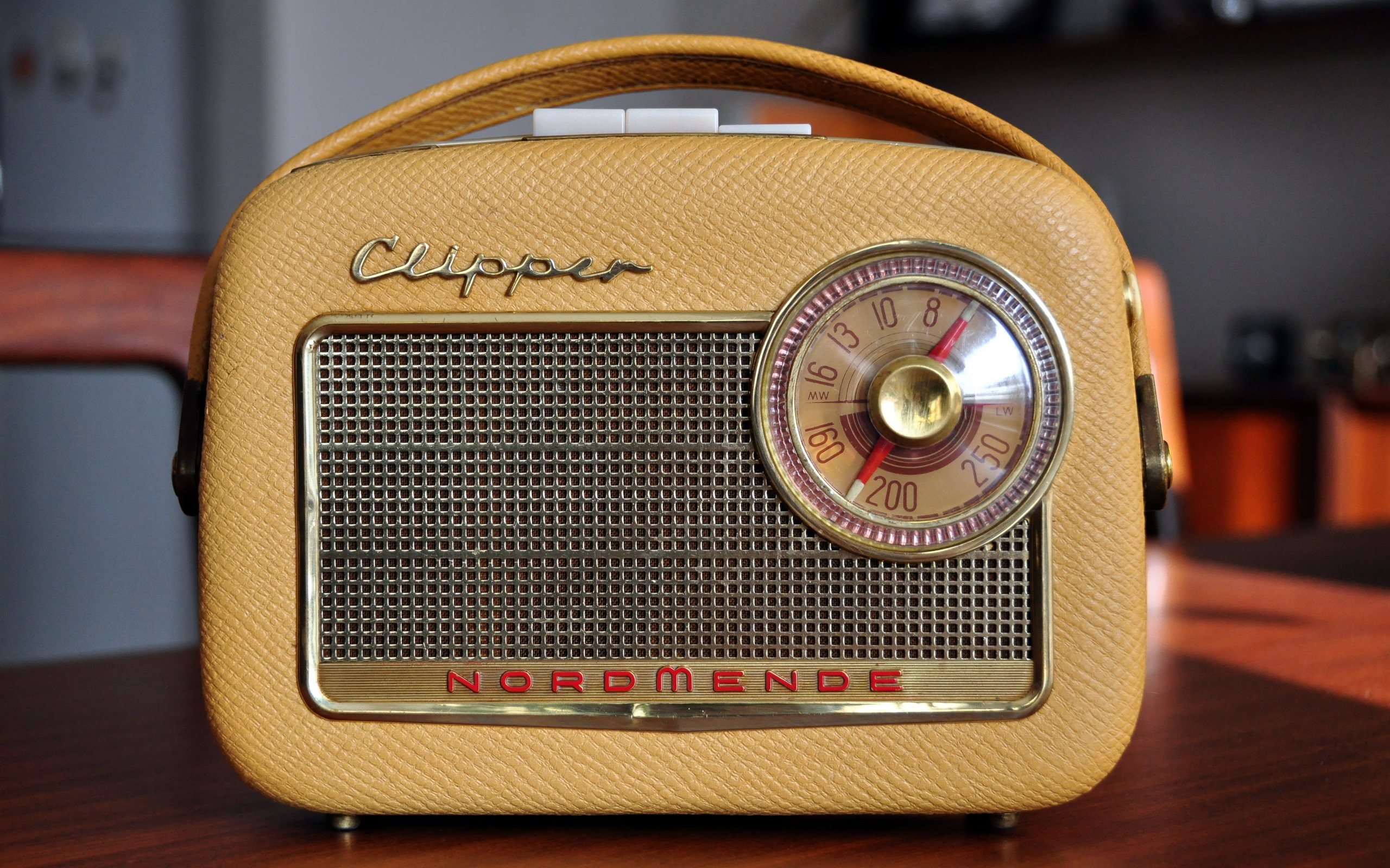 Rad ii. Радиоприёмник Nordmende Clipper. Радиоприемник Рубин т-7. Красивый радиоприемник. Старинный радиоприемник.