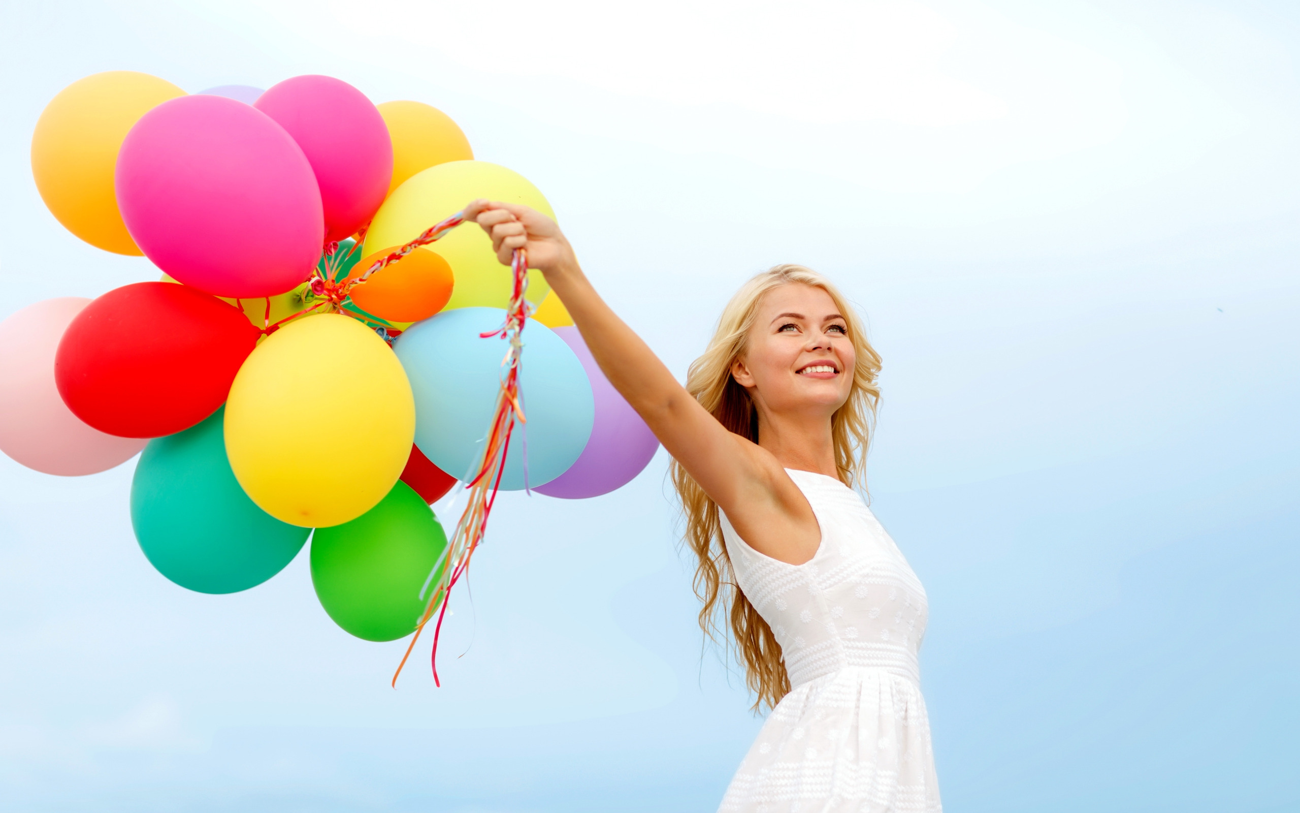 Подари воздушные шары. Девушка с воздушными шарами. Девушка с шариками воздушными. Счастеь и воздушный шарик. Женщина с разноцветными шарами.
