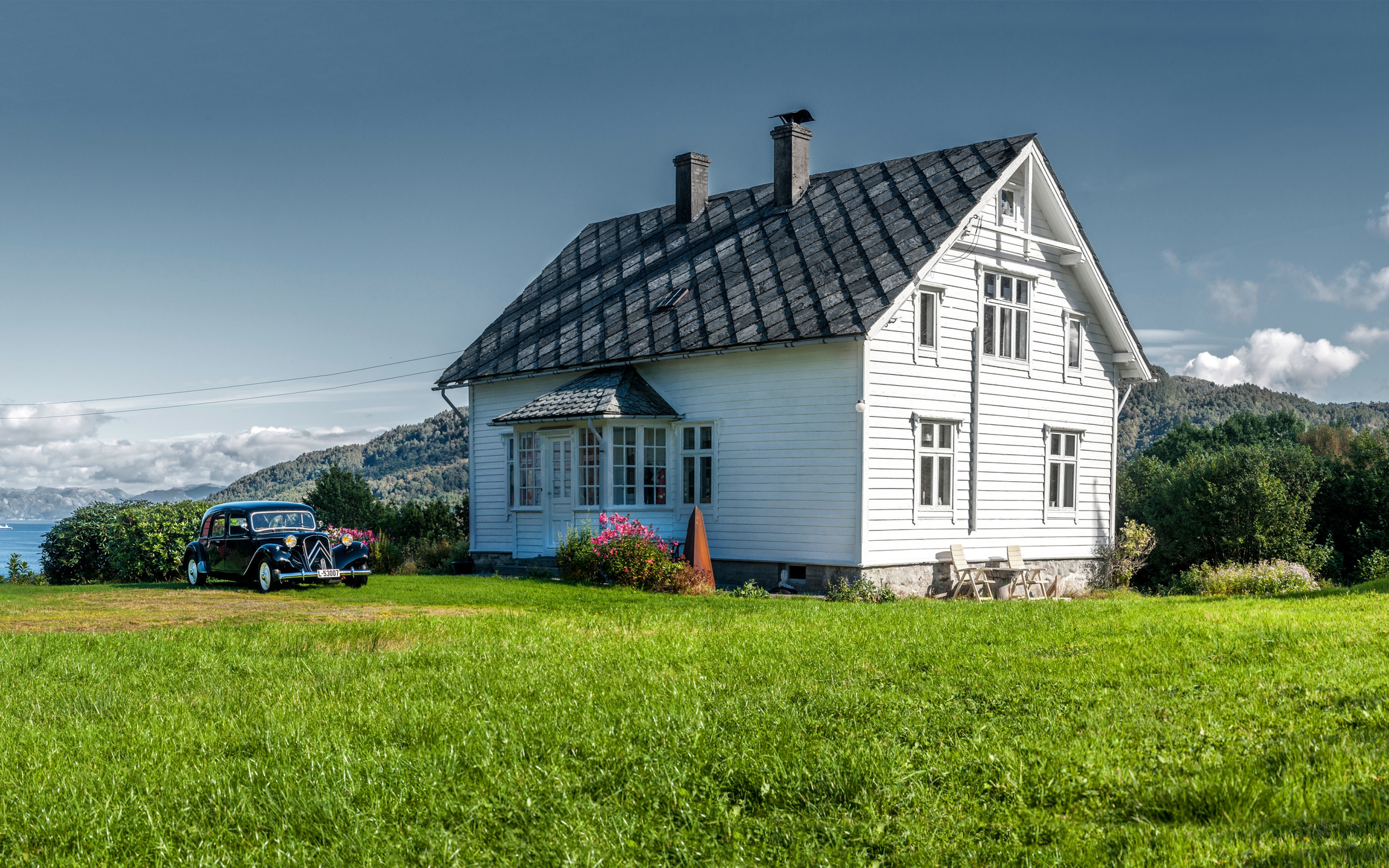 Барнхаус Нордик Вуд. Норвежская дача Фьорд. Дом с лужайкой. Загородный дом панорама.