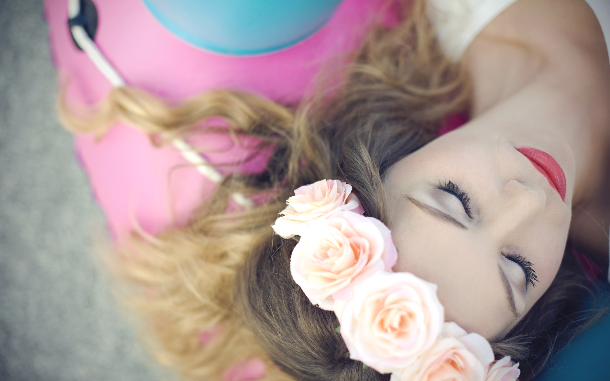 Девушка розы видео. Девушка с цветами. Девушка с розой. Девушка лежит в цветах. Блондинка с цветами.