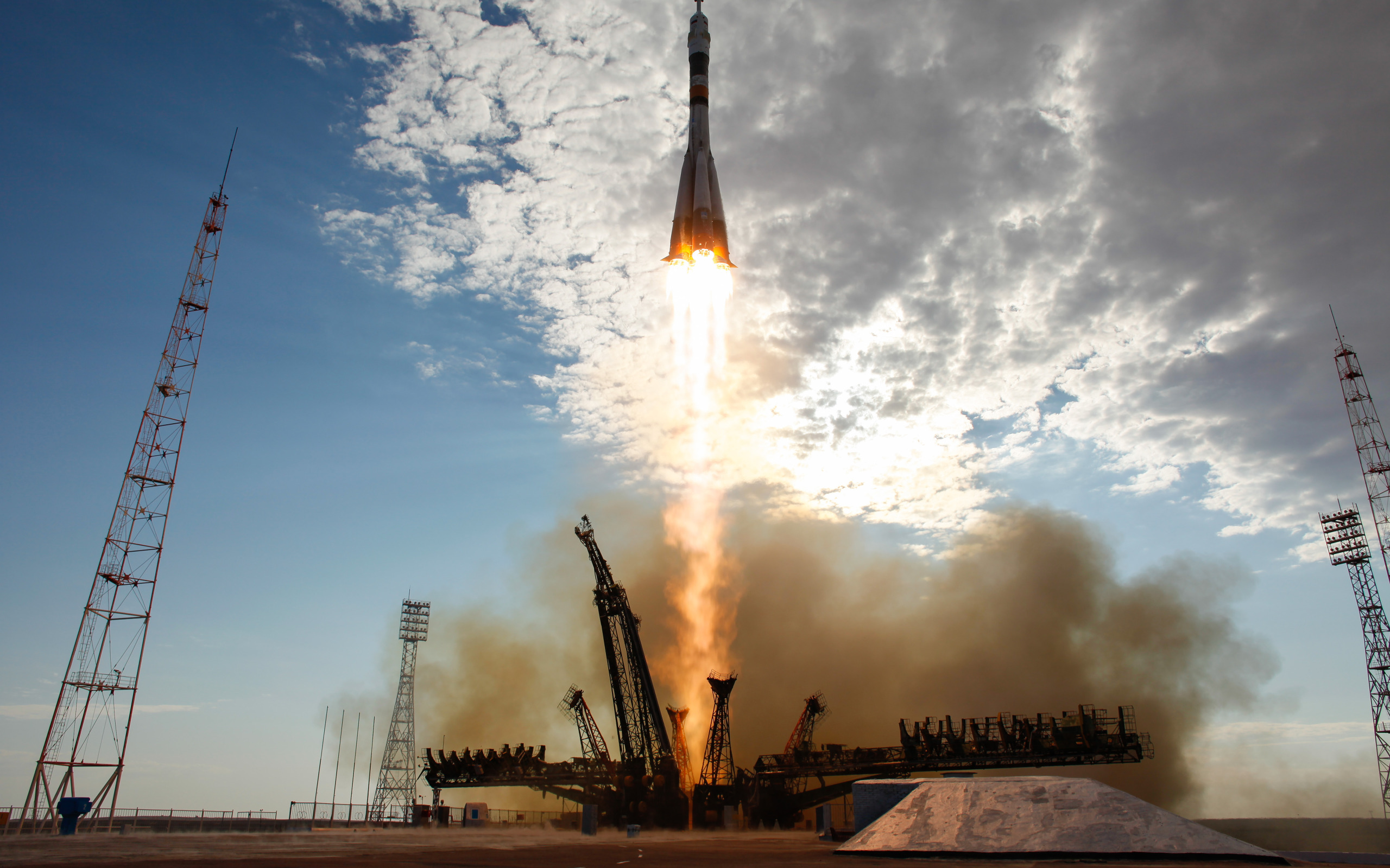 Запуск ракеты в космос байконур. Казахстан Байконур космодром. Ракета на космодроме Байконур. Космодром Байконур ракета Восток. Старт ракеты с космодрома Байконур.