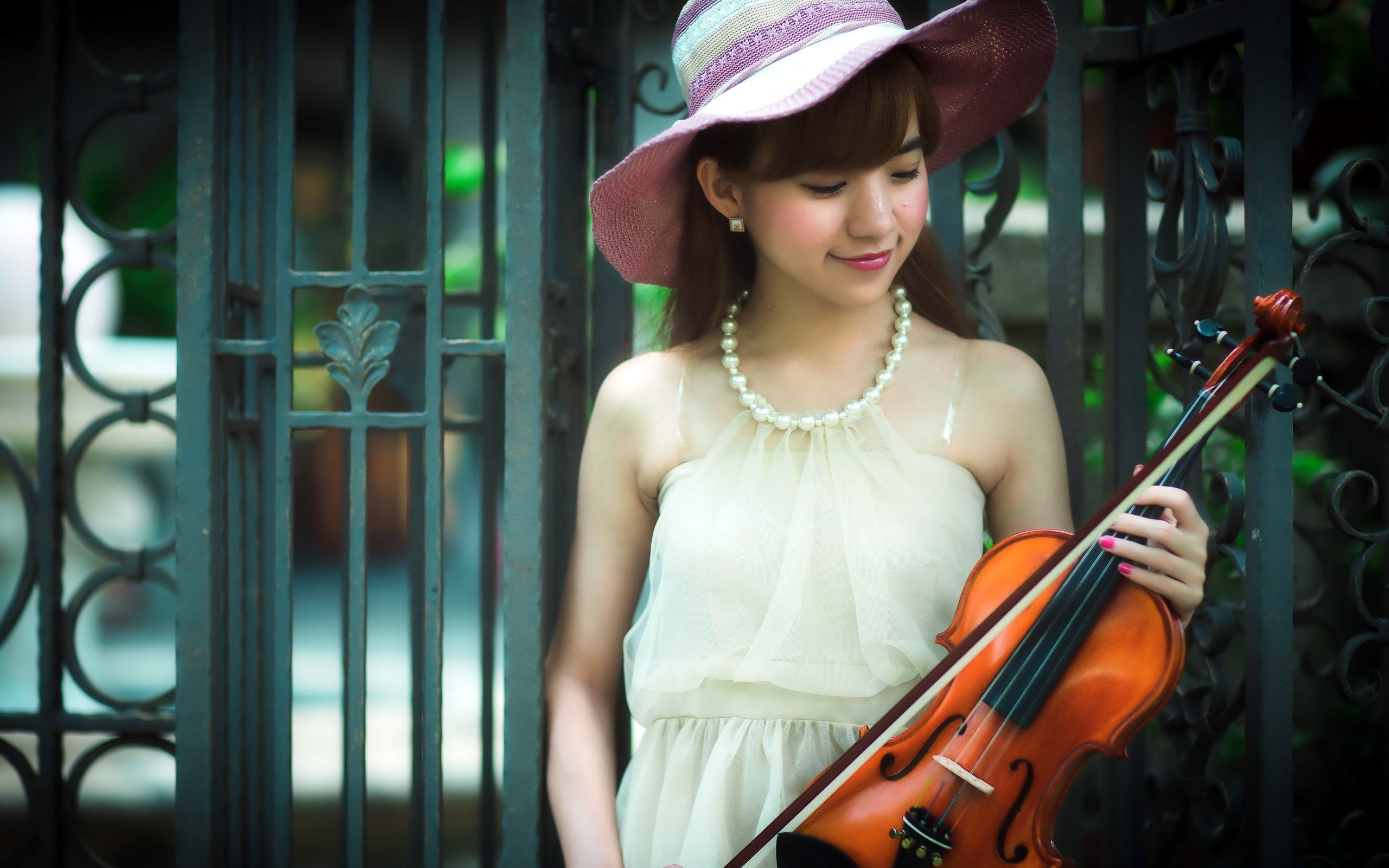 Asia music. Азиатка скрипачка. Девушки со скрипкой. Девочка скрипачка. Азиатская скрипка.