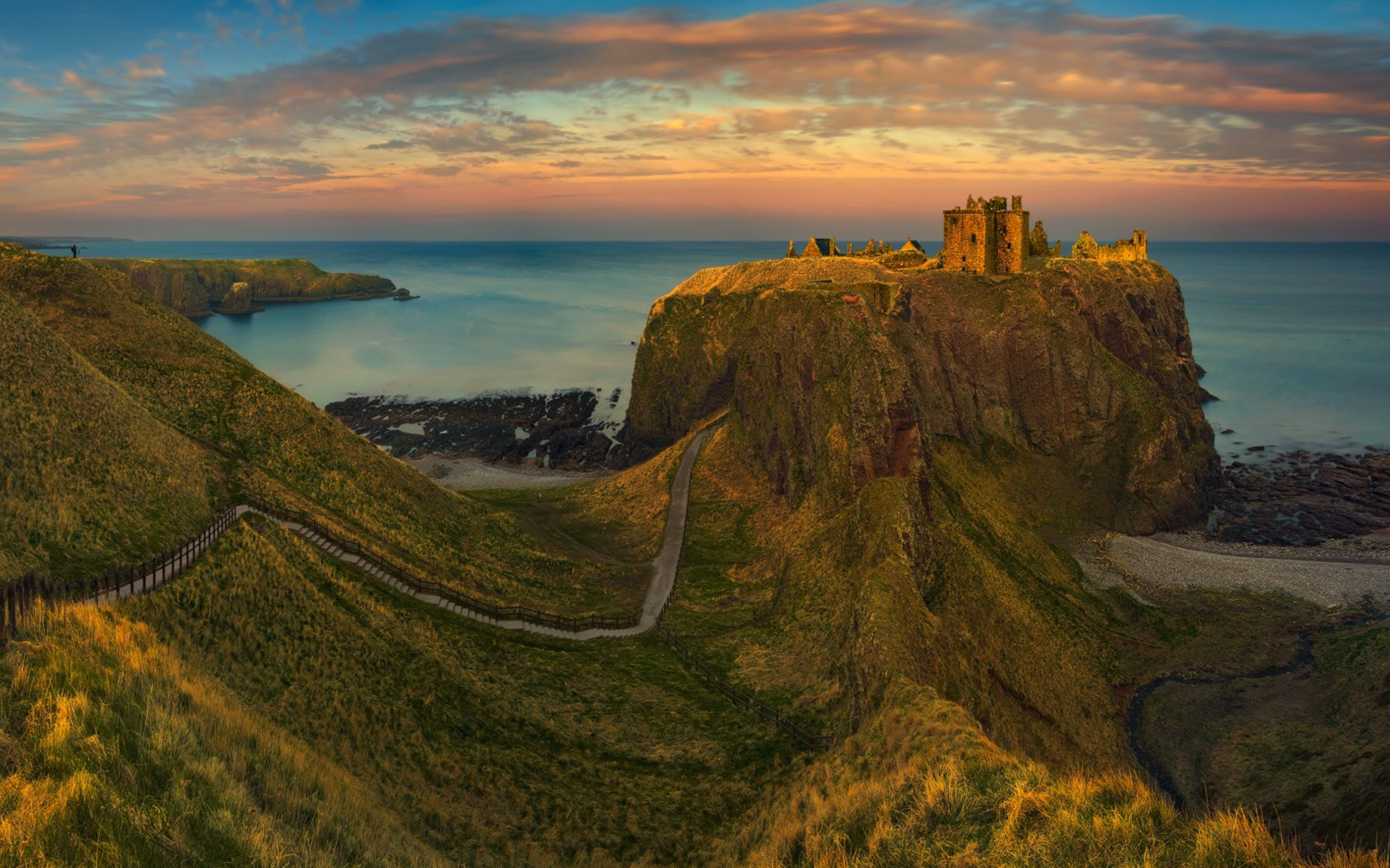 Hill cliff. Замок Данноттар Шотландия. Замок Данноттар, Шотландия, Великобритания. Шотландия ландшафт. Шотландия горы море.