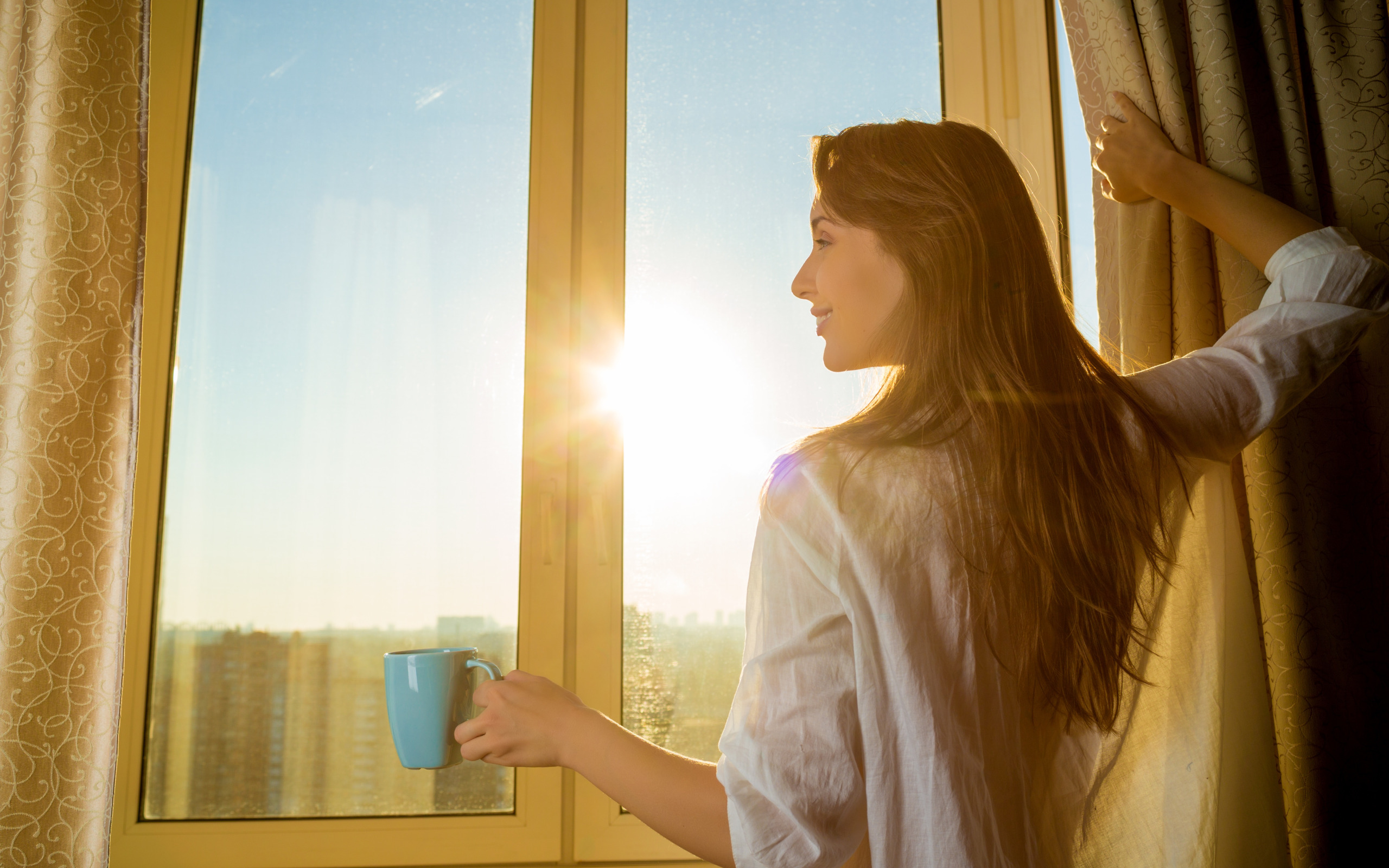Утром проснусь на рассвете. Девушка у окна. Она девушка. Солнечное утро в окне. Женщина возле окна.