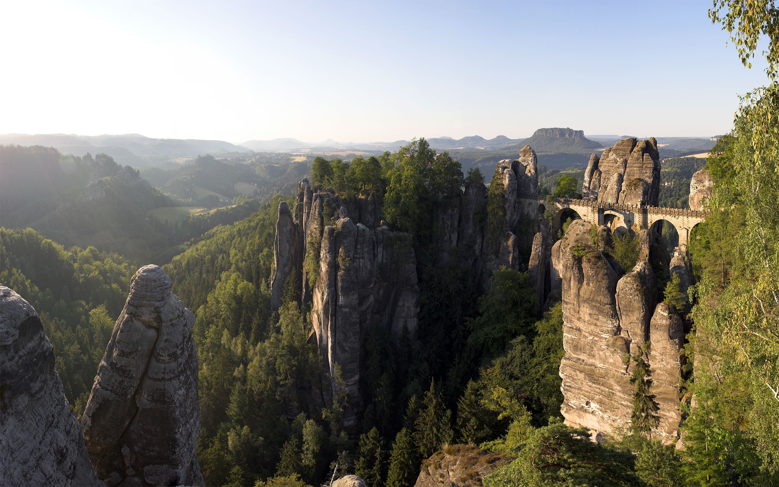 Скала природа. Саксония скалы Бастай. Саксонская Швейцария национальный парк. Мост Бастай Саксонская Швейцария. Скалы Бастай в саксонской Швейцарии, Бастайский мост.