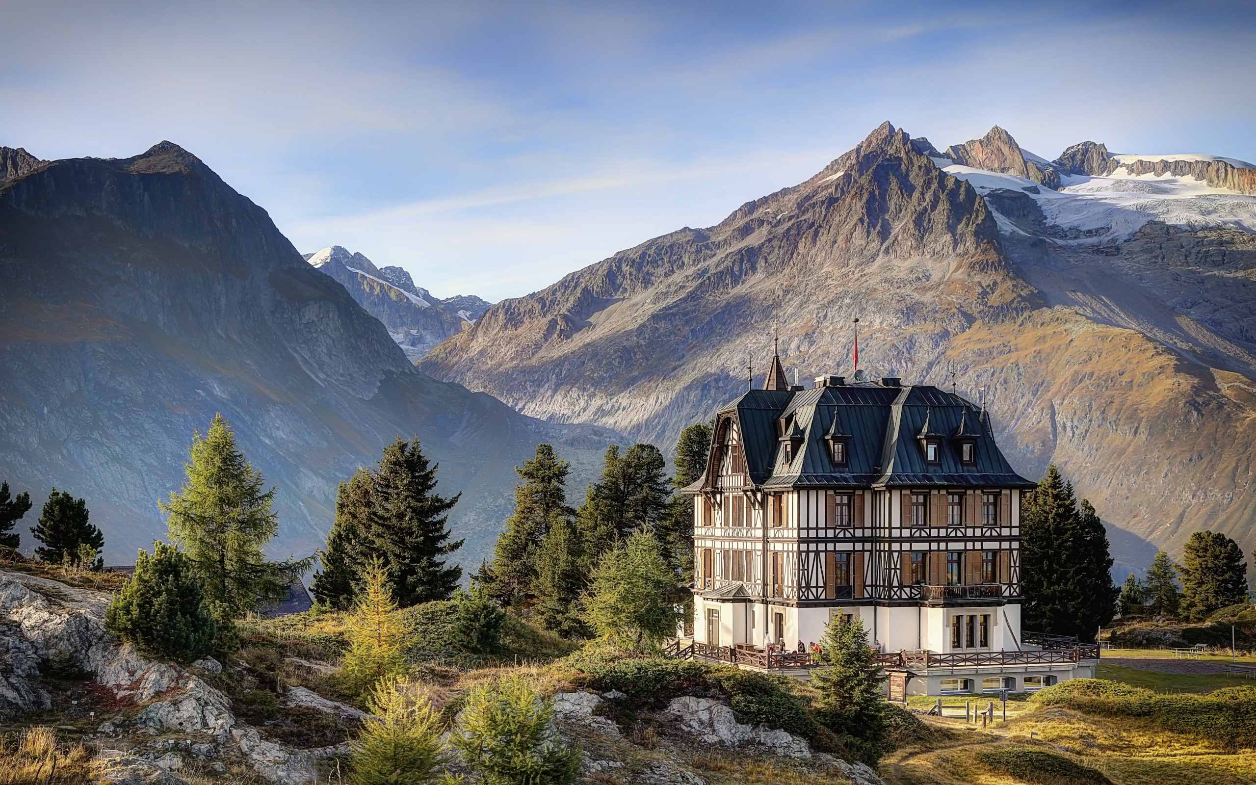 Switzerland mountains. Villa Cassel Альпы Швейцария. Домики в Альпах Швейцарии. Домик в горах Альпы Швейцария. Lori поместье в Швейцарии.