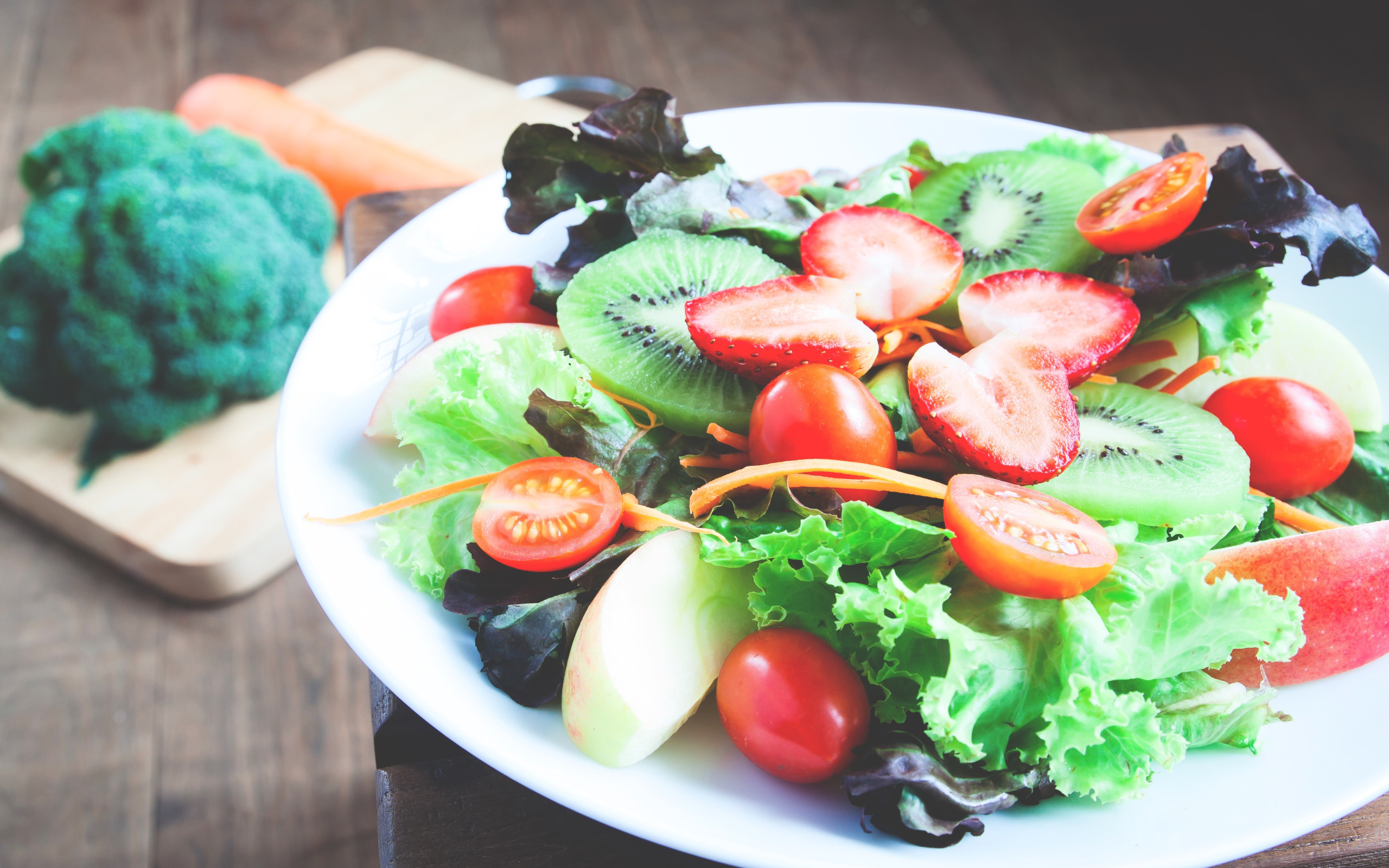 Fruit and vegetable salad. Овощной салат. Фруктово овощной салат. Салат с фруктами и овощами. Салат из сырых овощей.