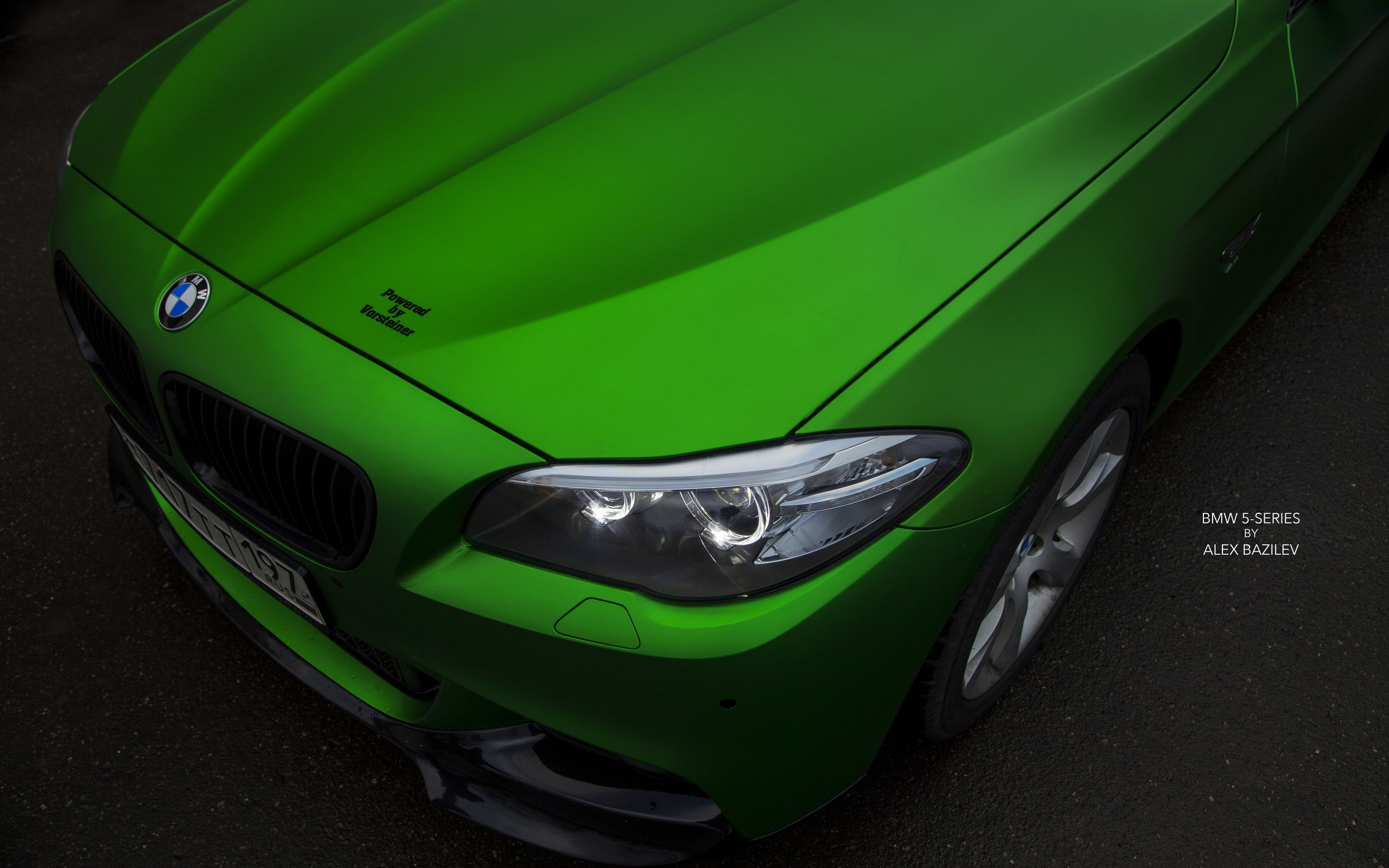 Зеленый свет машина. Зеленые фары. Темно зеленый карбон. Фары зеленого цвета. Зелёная карбоновая на машине.
