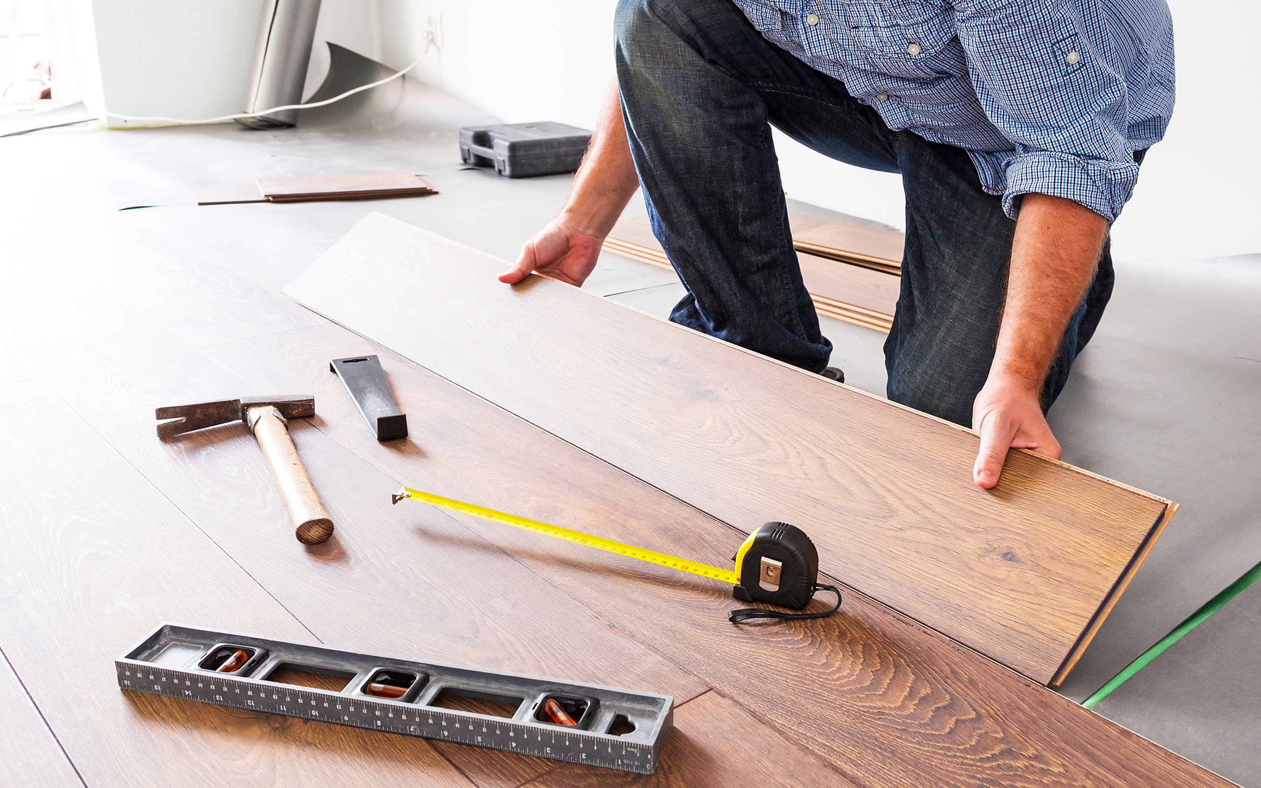 Flooring work. Укладка ламината. Укладка паркетной доски. Укладка напольных покрытий. Монтаж ламината.