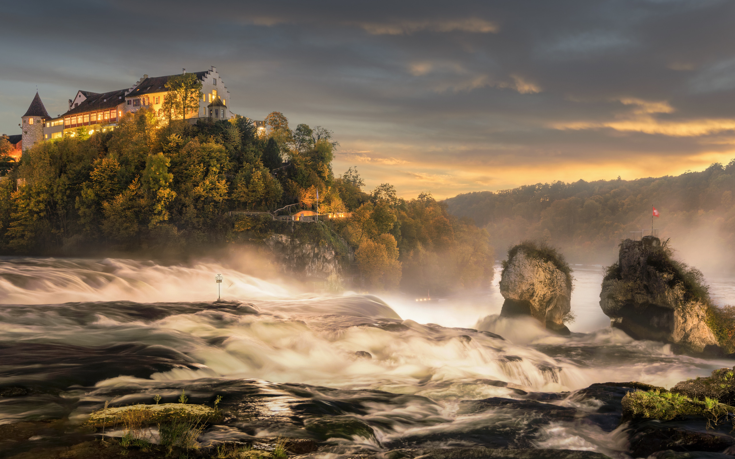 Сумерки водопад. Швейцария водопад. Замок с водопадом. Обои на рабочий стол красивые большие необычные природа. Водопад Сумерки.