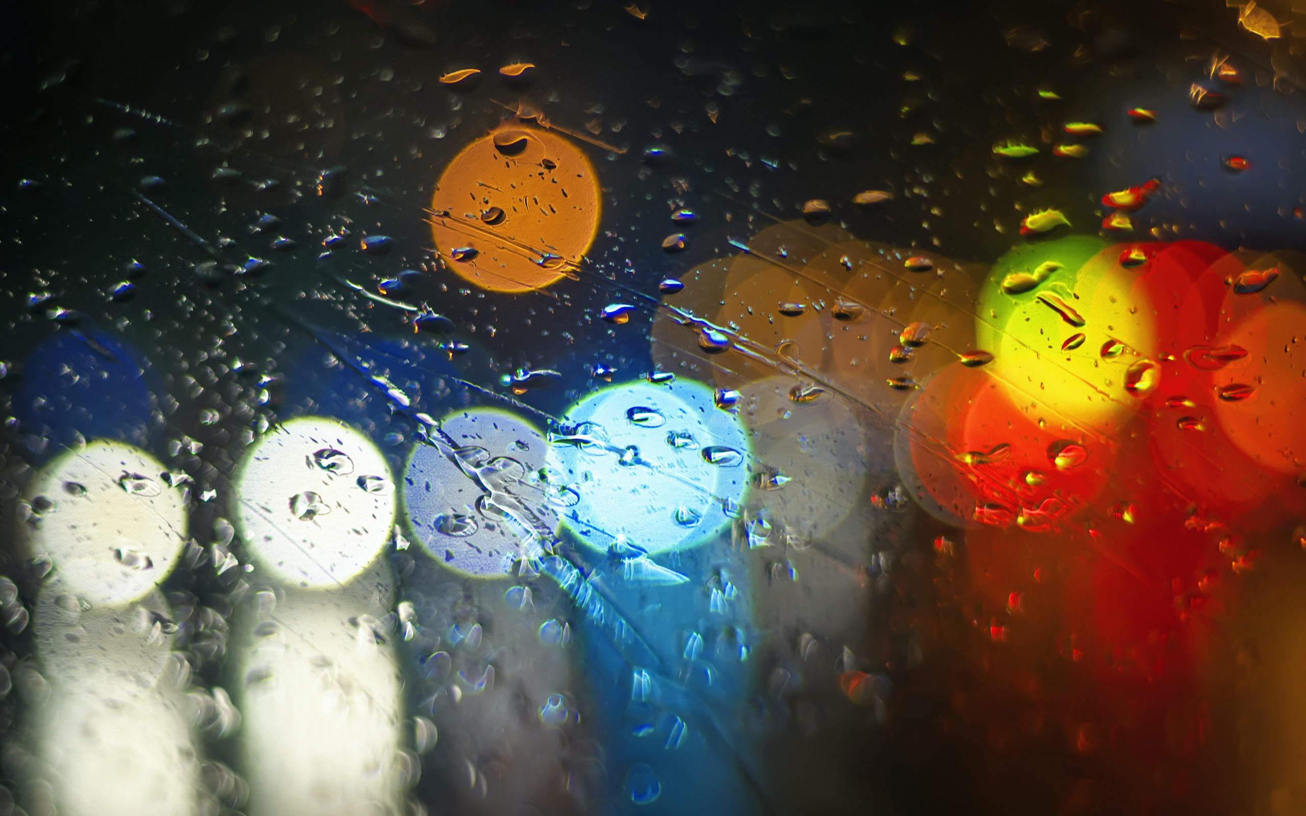 Цветные капли на стекле. Разноцветный дождь. Капли на стекле боке. Цветной дождик боке. Дождик свет