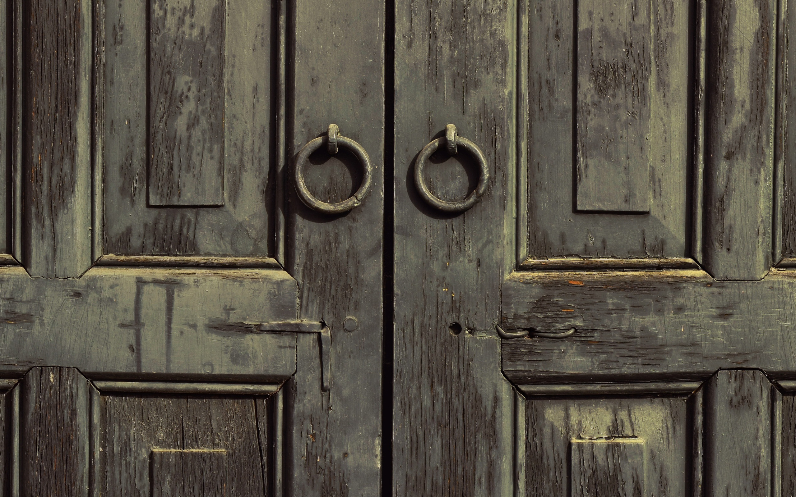 Девять дверей. Старинная дверь. Деревянная дверь. Входная дверь. Текстура двери.