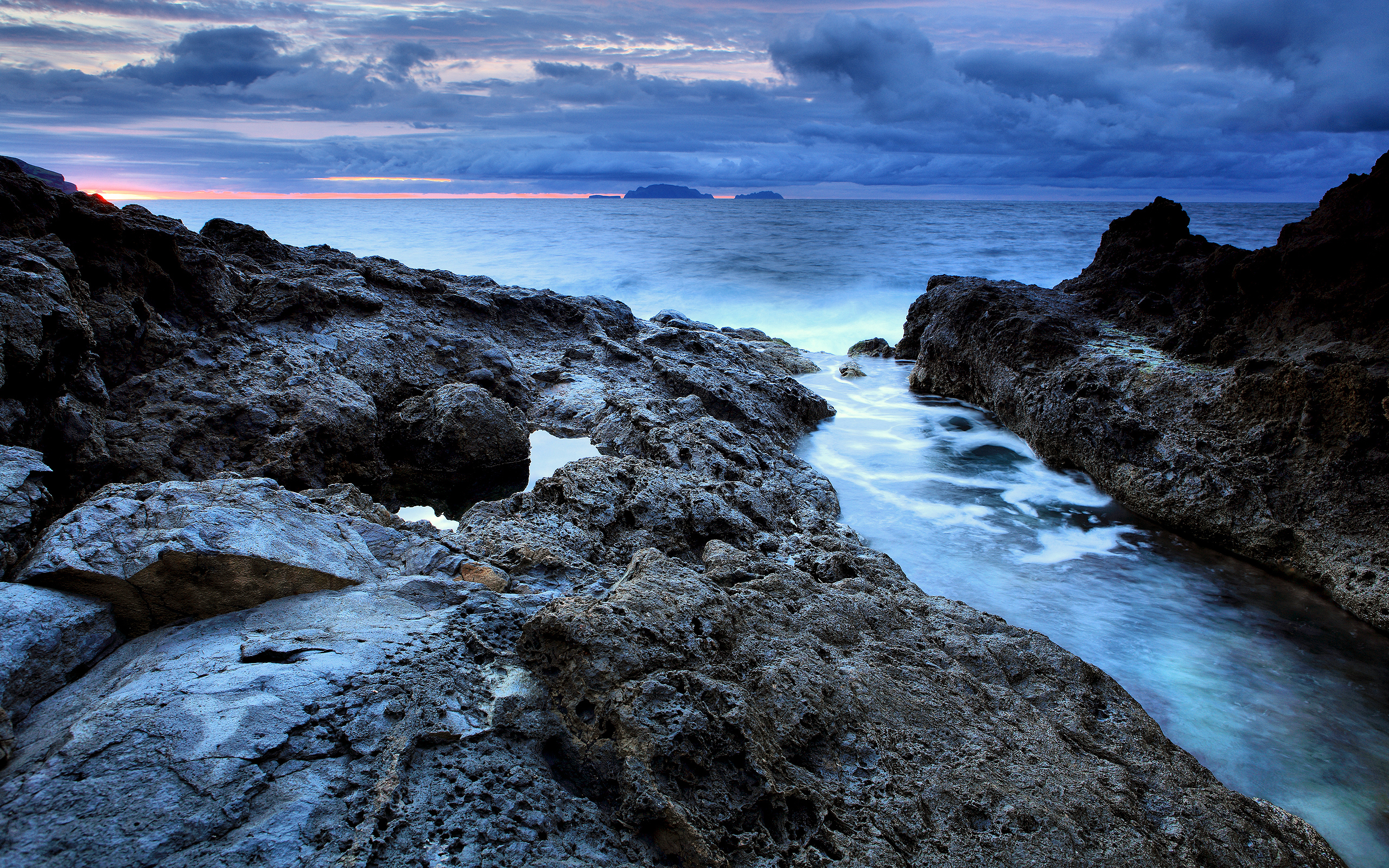 Обои 2560 1600. Мадейра скалы море. Морской заповедник Саут-Уотер-Кей,. Океан. Реки в океане.