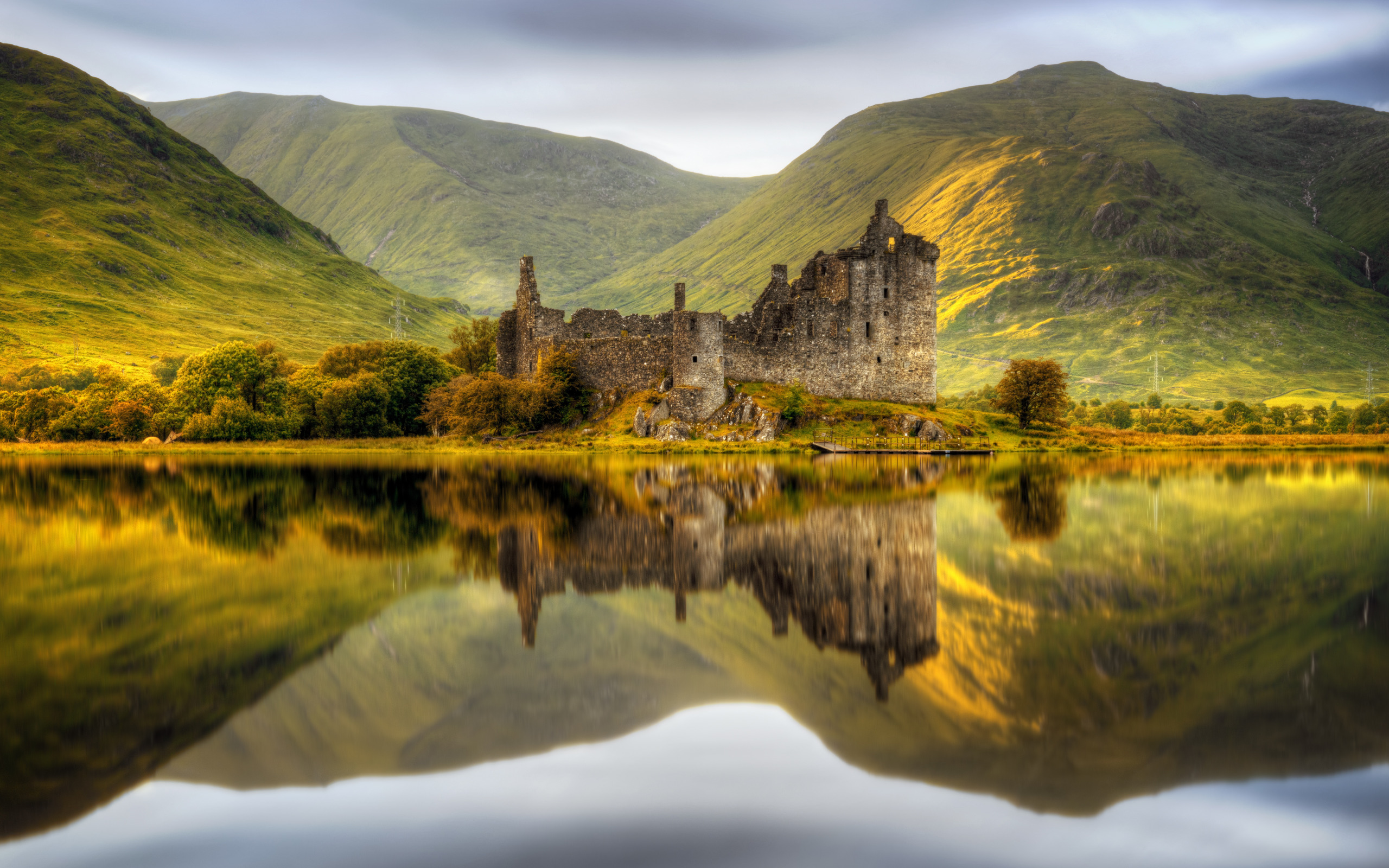 Scotland northern ireland. Замок Килхурн. Замок Kilchurn, Шотландия.. Замок Килхурн, Шотландия в холмах. Кирримьюр Шотландия.