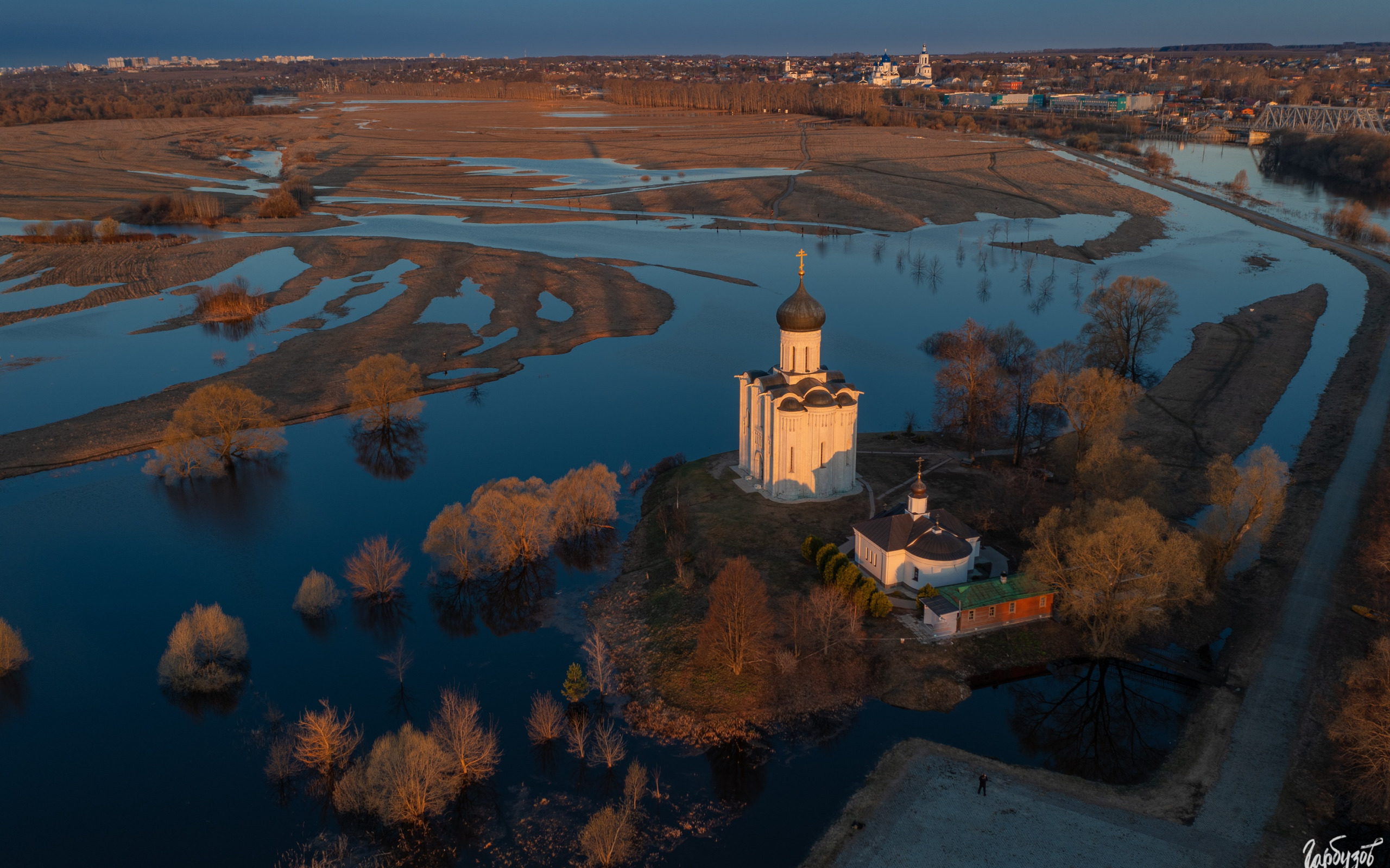 River church. Храм Покрова на Нерли. Храм на Нерли во Владимире. Покрова на Нерли во Владимире разлив.