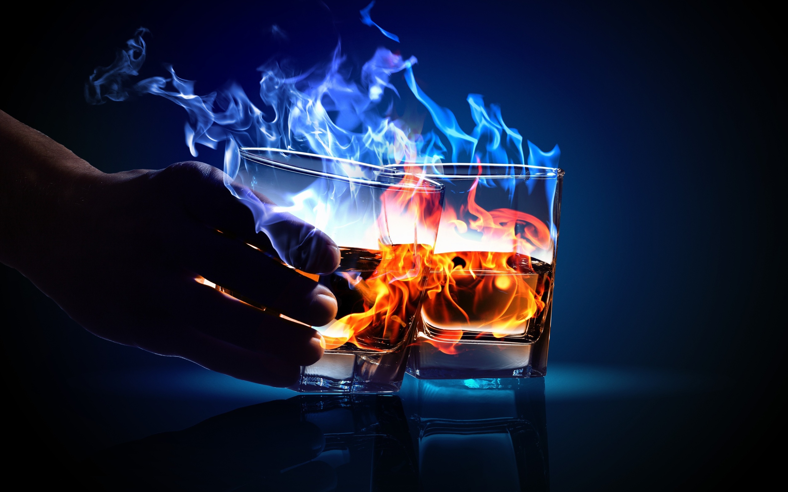 Самбука горящая. Коктейль лед и пламя. Алкоголь с огнем. Огонь и вода в стакане. Коктейль с огнем.