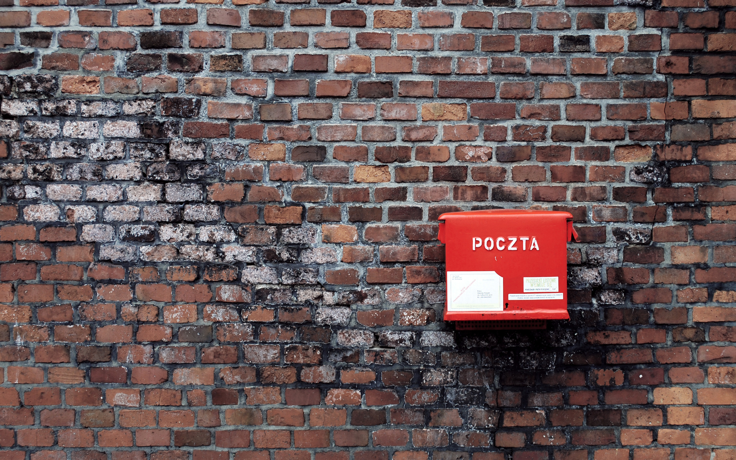 Игры красная стена. Красная стена. Красная стена СПБ. У кремлевской стены. Красный почтовый ящик обои.
