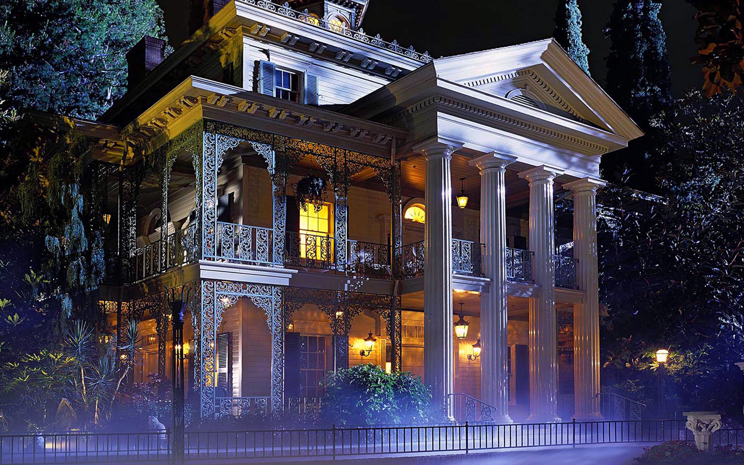 Haunted mansion перевод. Haunted Mansion Disneyland. Особняк с привидениями Дисней. Особняк с привидениями Гамбург парк. Особняк с привидениями и зал президентов..