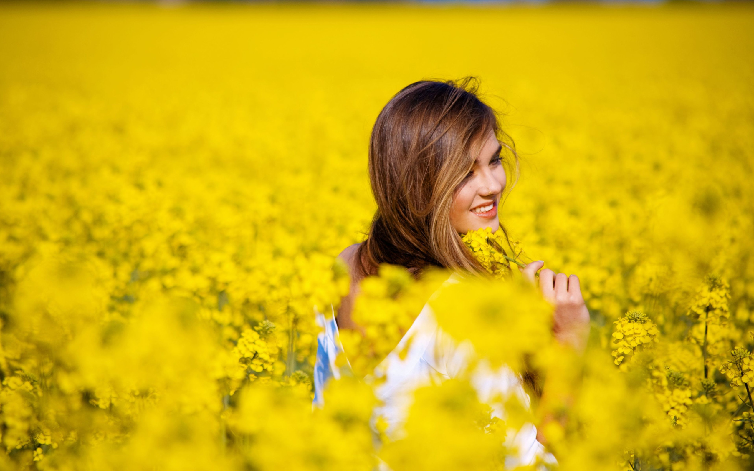 He happiest girl. Девушка в желтых цветах. Улыбка девушки. Фотосессия в желтом цвете. Девушка в цветочном поле.