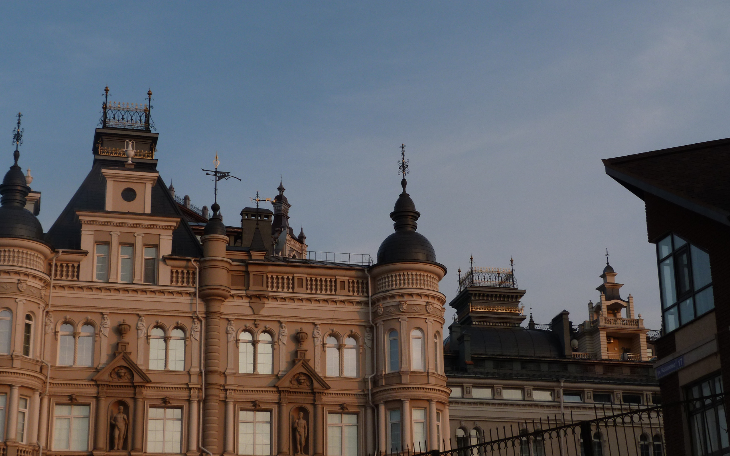 Александрийский пассаж в казани. Красивые здания казани. Монументальная архитектура в казани. Храм около дворца земледельцев казань. Щусев казанский вокзал в москве.