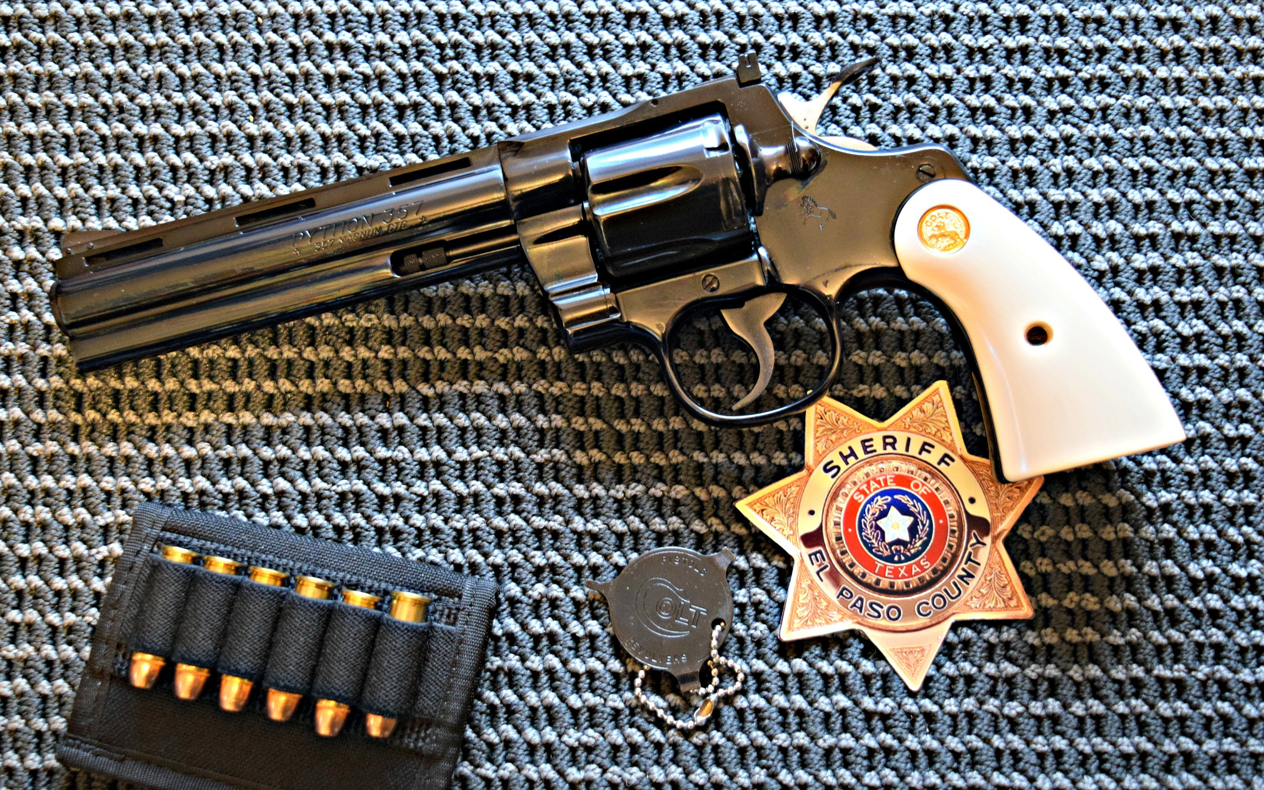 Револьвер питон 357. 357 magnum. Револьвер кольт питон 357 магнум. Леворверт. Python elite револьвер.