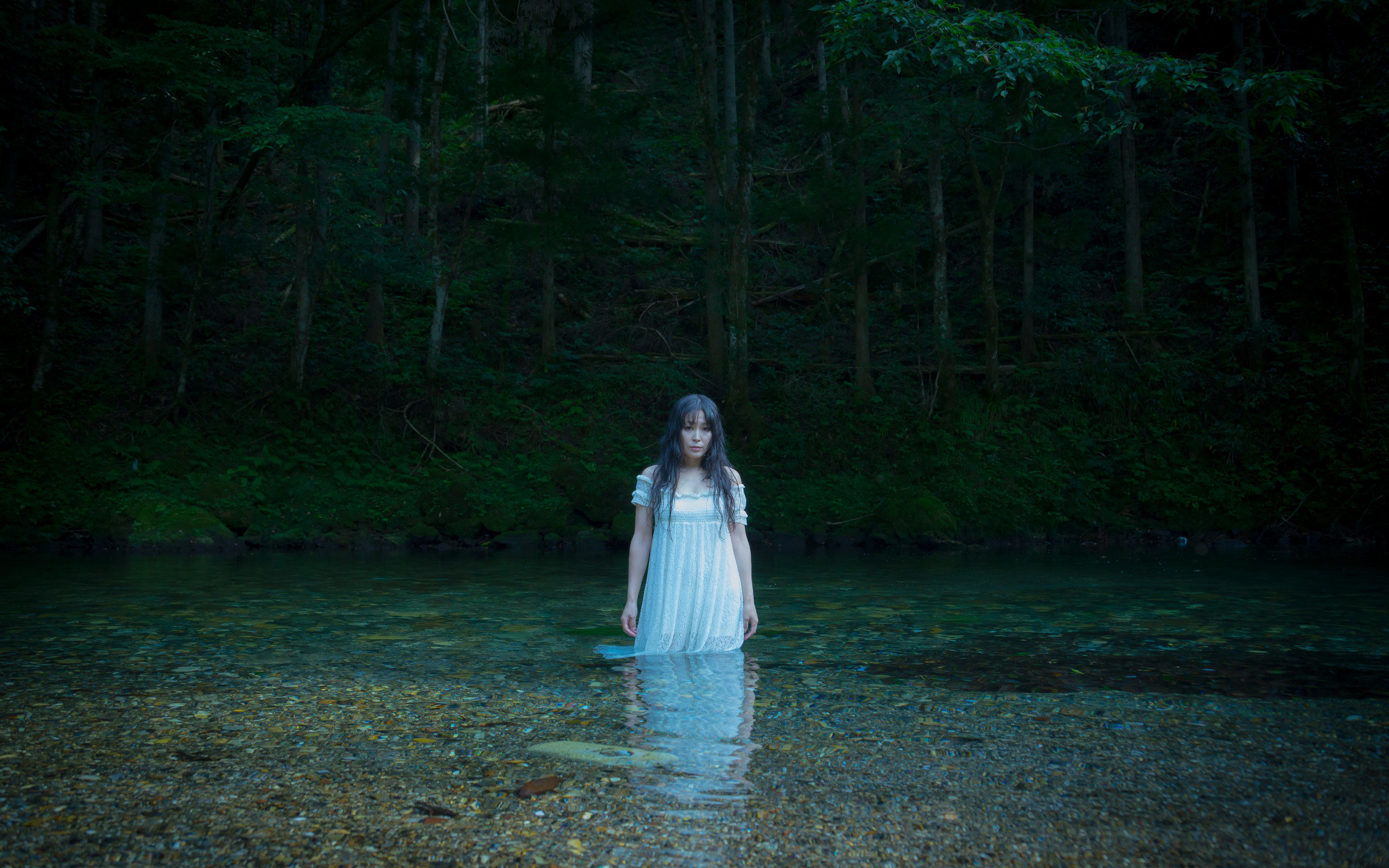 Дама озера. Девочка в лесу. Лесной призрак. Фотосессия в темном лесу.