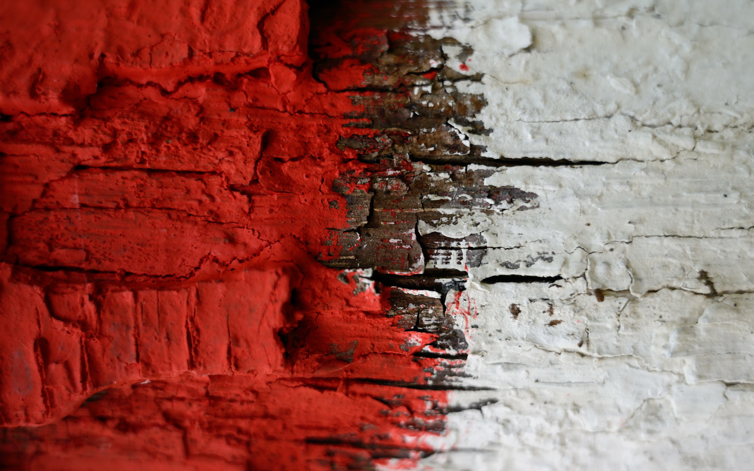 Красные трещины. Облупившаяся краска на стене. Текстура стены. Фактура стены. Красная краска для стен.