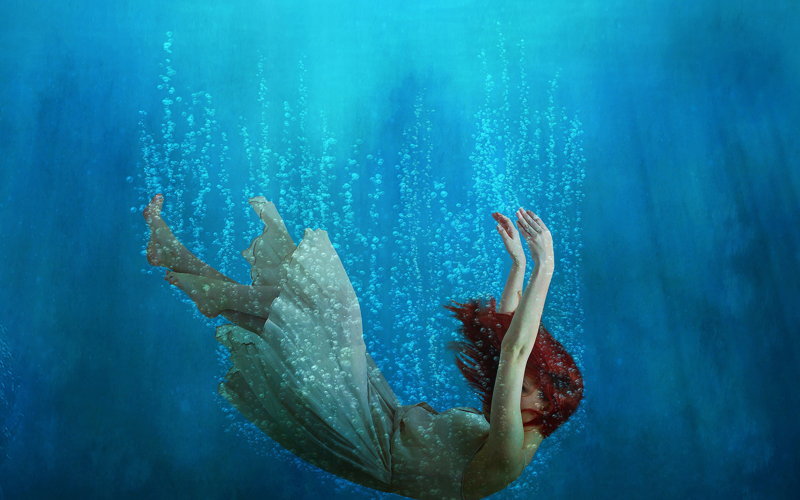 Глубина плавно. Девушка тонет в воде. Тонущий человек. Девушка под водой. Человек под водой.