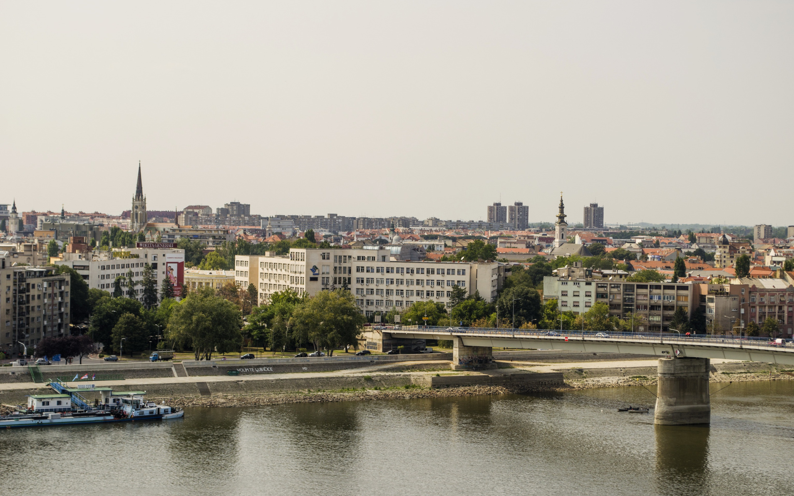 Sad serbia. Новосад Сербия. Нови сад Сербия мост. Город в Сербии с мостом. Набережная в Сербии.