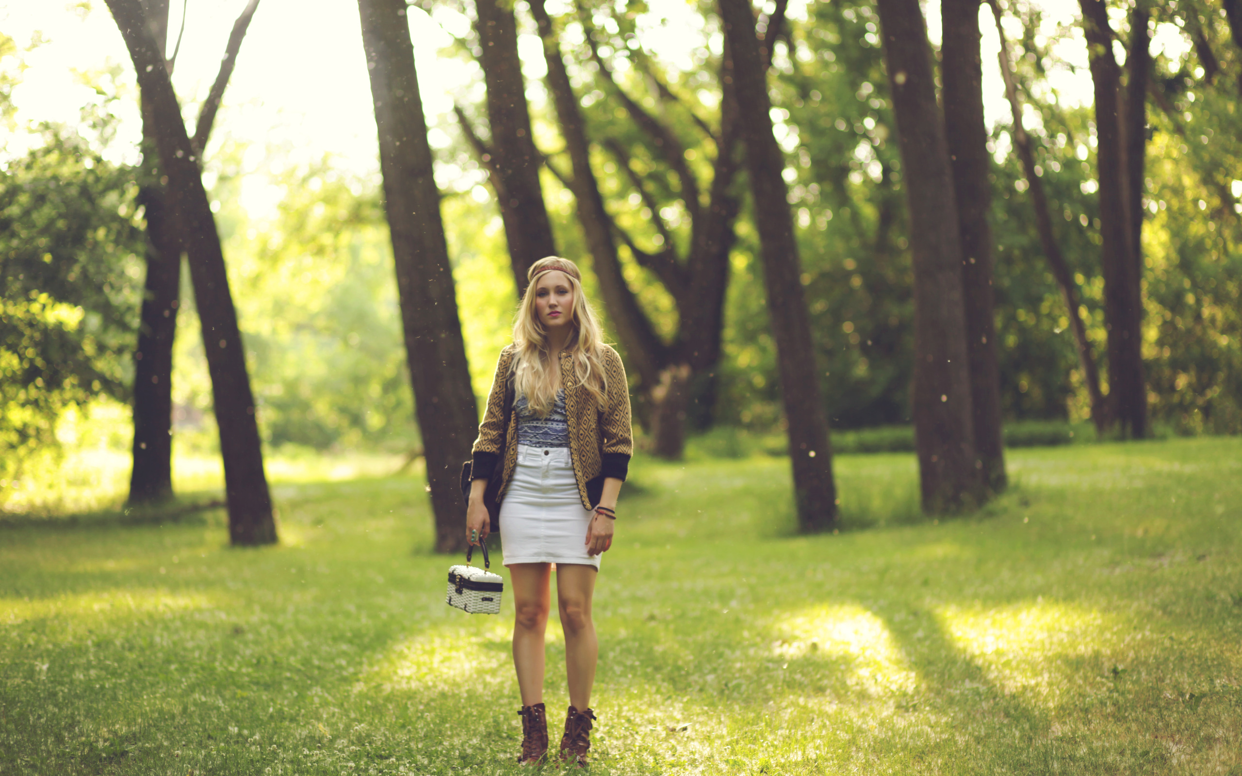 Nature blonde. Девочка гуляет в парке. Прогулочная фотосессия в парке. Девушка гуляет в парке. В парке летом.