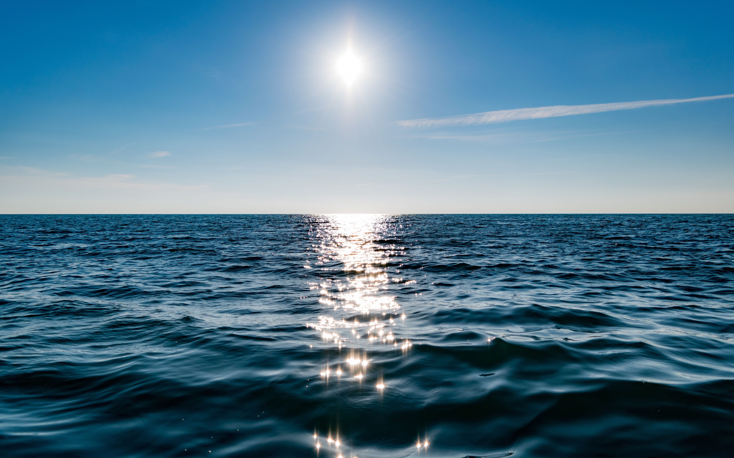 Вода нестерпимо блестит на солнце. Море. Море Горизонт. Морская гладь. Океан.