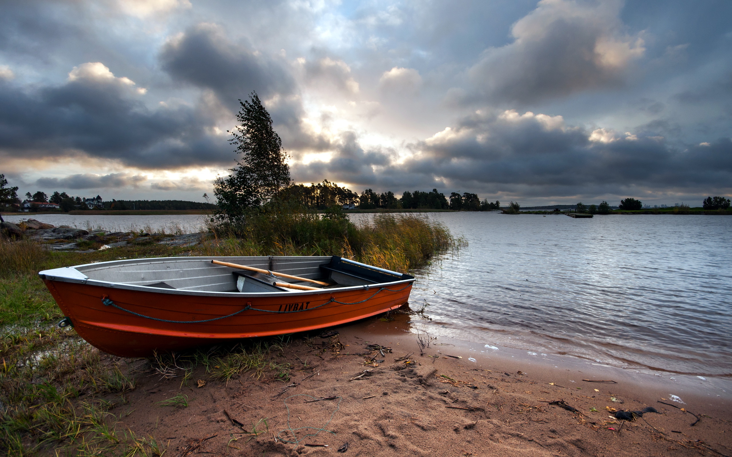 Можно ли на лодке на озере. Лодка Онего 460. Лодка на реке. Лодка на берегу. Лодка на озере.
