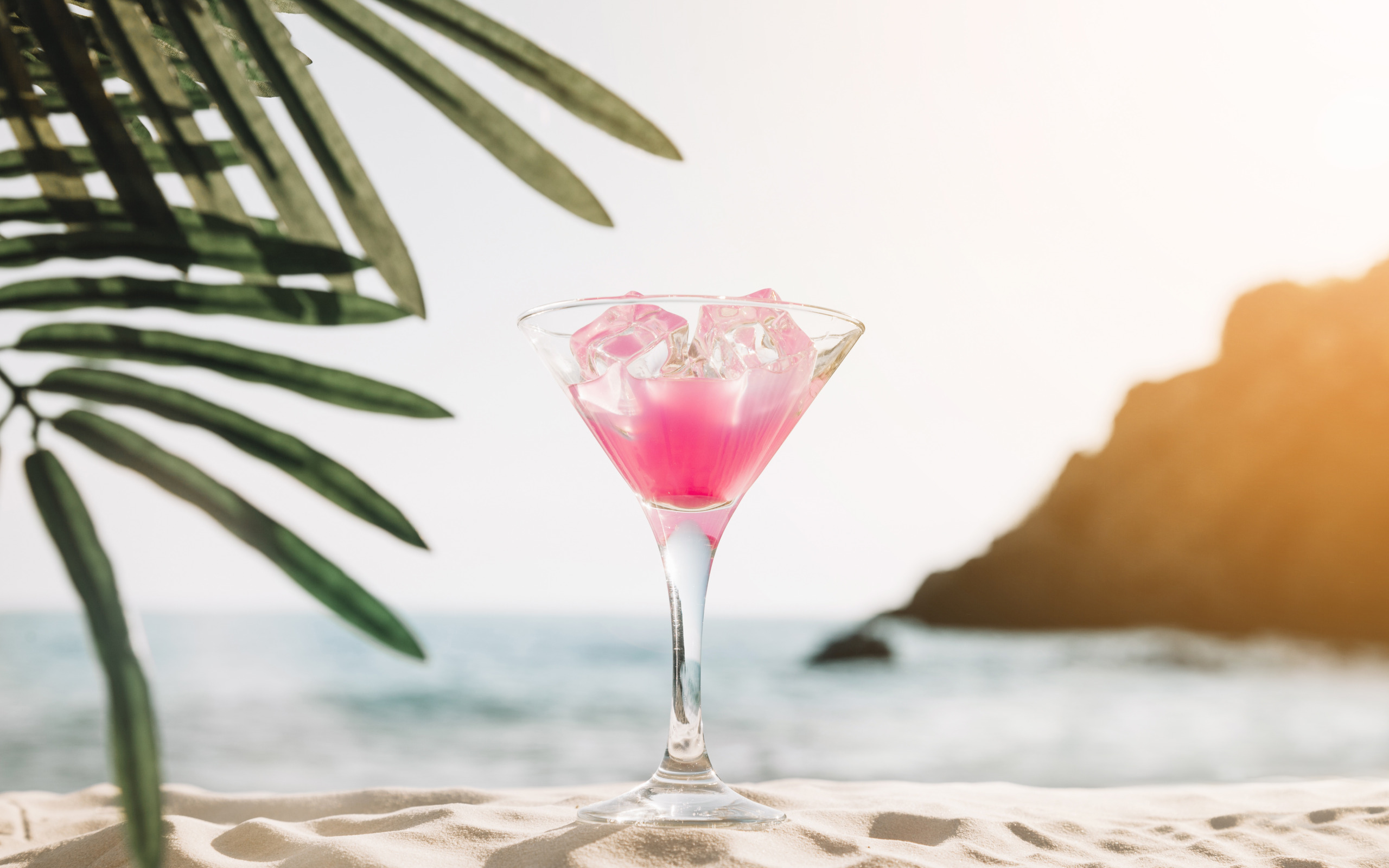 Финики коктейль. Коктейль на пляже. Летние коктейли. Тропический коктейль. Море пляж коктейль.